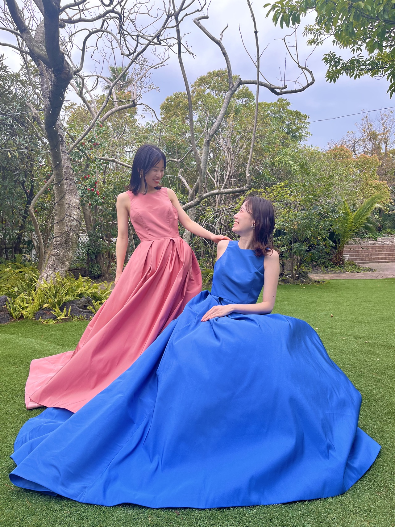 ガーデンに映える鮮やかなピンクとブルーのAラインのカラードレス