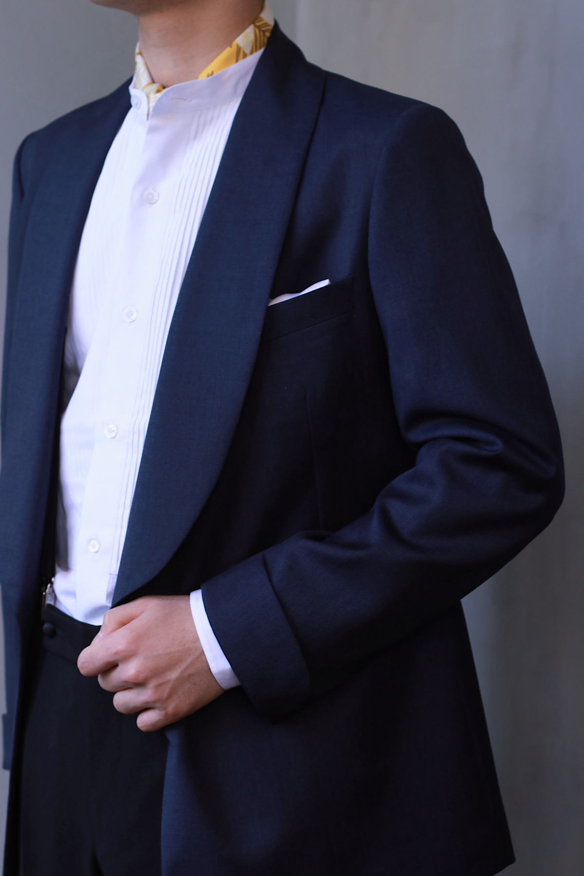 ネイビーのジャケットにホワイトのバンドカラーシャツを合わせたナチュラルで清潔感のあるコーディネート