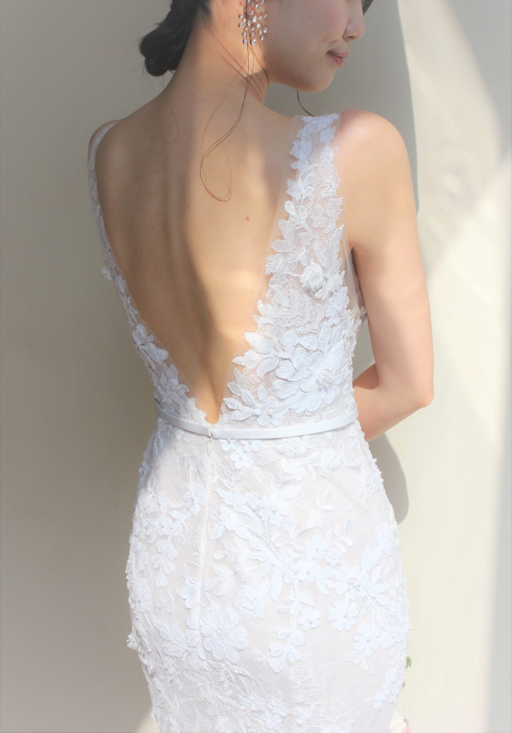 京都で結婚式をお考えの花嫁様におすすめドレスのご紹介。光のたっぷりと入る、ザソウドウヒガシヤマキョウトのような会場や天井高があるフォーチュンガーデンキョウトなどの会場では透明感溢れるビーディングの美しいウェディングドレスがお勧めです