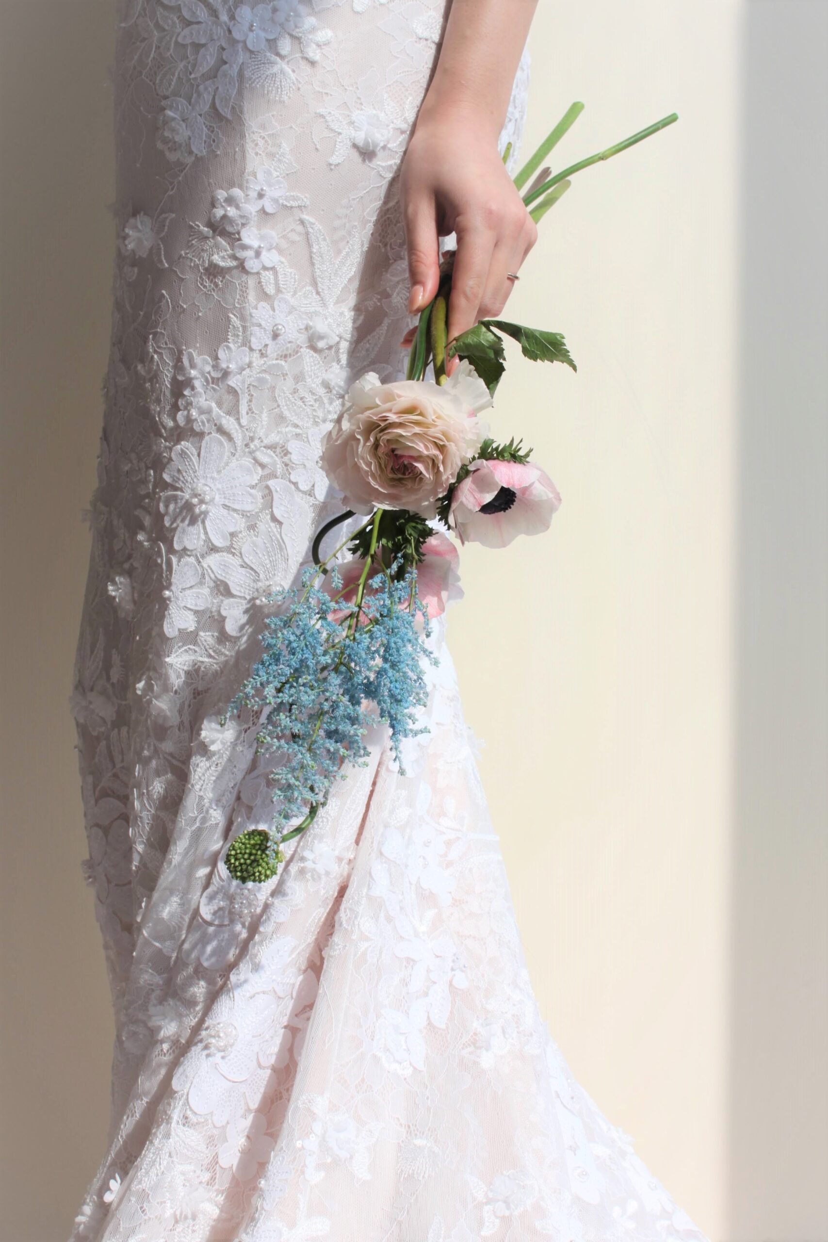 マーメイドラインの美しい曲線美が女性らしさを引き立たせ柔らかな色味のブーケを持つことでより一層幸福感が溢れます