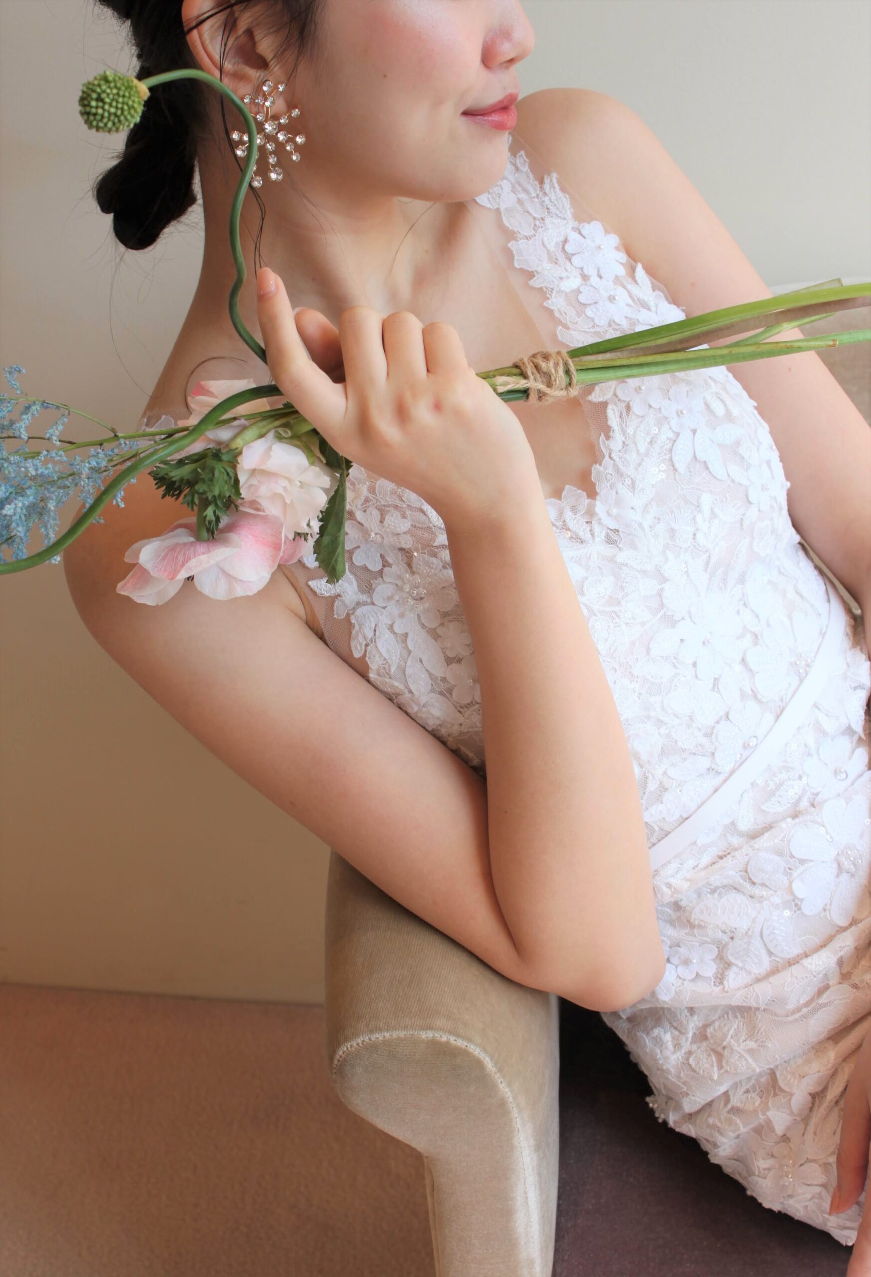 京都で結婚式をお考えの花嫁様におすすめドレスのご紹介。デコルテをより美しく魅せることのできるVネックは日本の花嫁にも人気でゴールドのイヤリングと合わせることでお洒落な雰囲気に演出できます