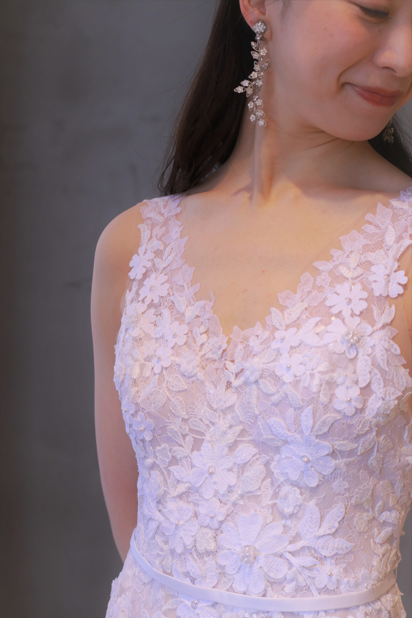 トリートドレッシングの提携会場赤坂プリンスクラシックハウスのチャペルは古くは貴族のダイニングとして使用されており、ご家族の温かみを感じることの出来る空間です。そんなチャペルで愛に満ちたミラズウィリンガーのウェディングドレスを纏い幸福感に満ちた花嫁姿はゲストの皆様の記憶に残ります