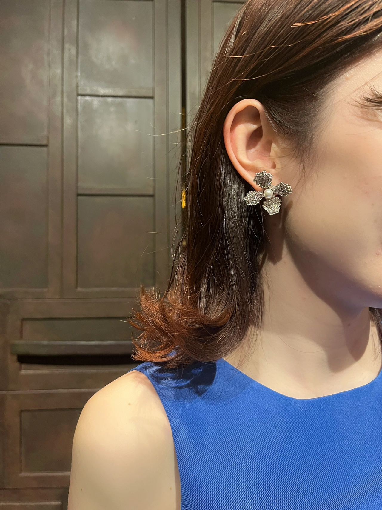 エリザベスバウアーのお花モチーフのシルバーのイヤリングは、可愛すぎずエレガントな印象に