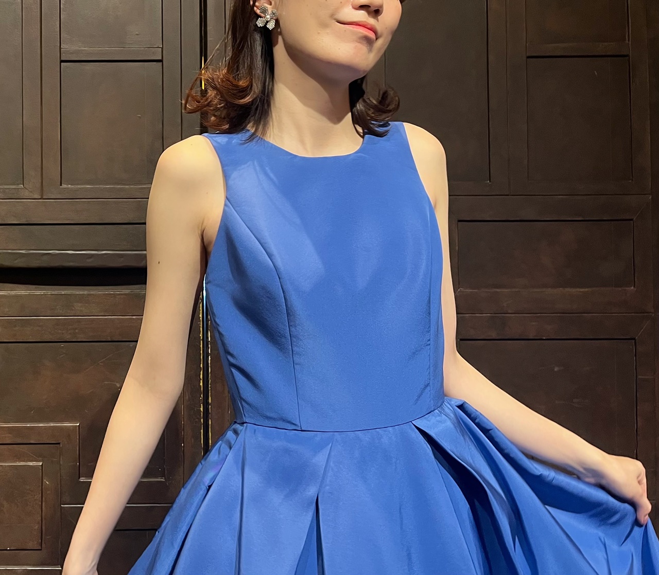 おしゃれでモダンなカラードレスには、シンプルなフラワーモチーフのイヤリングをあわせた洗練されたコーディネートを