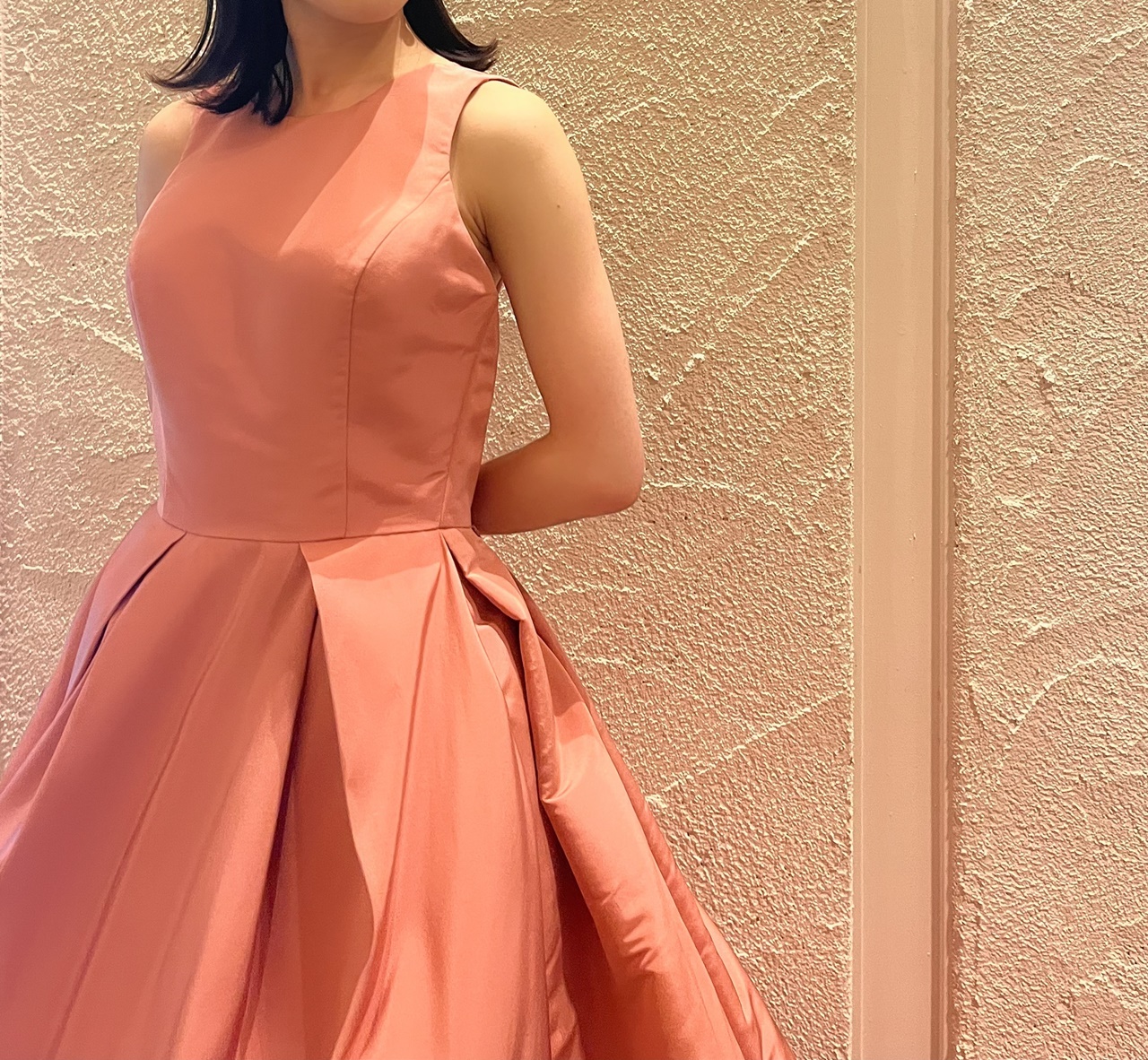 ウエストから広がるタックのデザインが、スタイルを良く見せてくれるアムサーラとトリートだけのオリジナルカラードレス