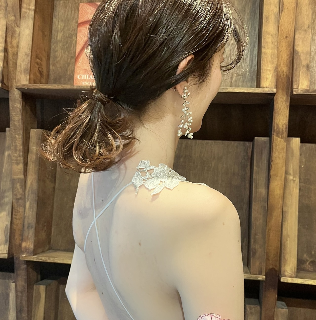 大胆に空いたバックスタイルが女性らしいエリザベスフィルモアのウェディングドレスは、ルイガンズのカジュアルなパーティーにぴったり