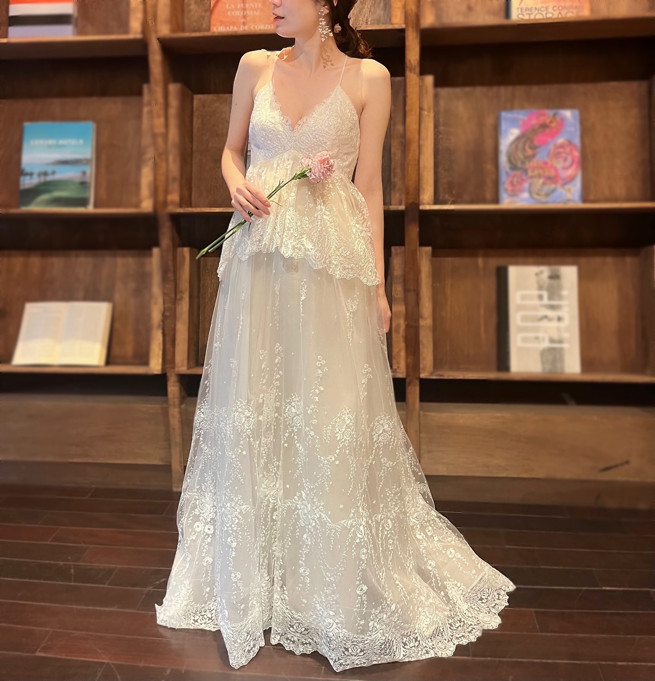 透明感のあるチュールのスレンダーラインのドレスは、カジュアルなパーティーにおすすめ