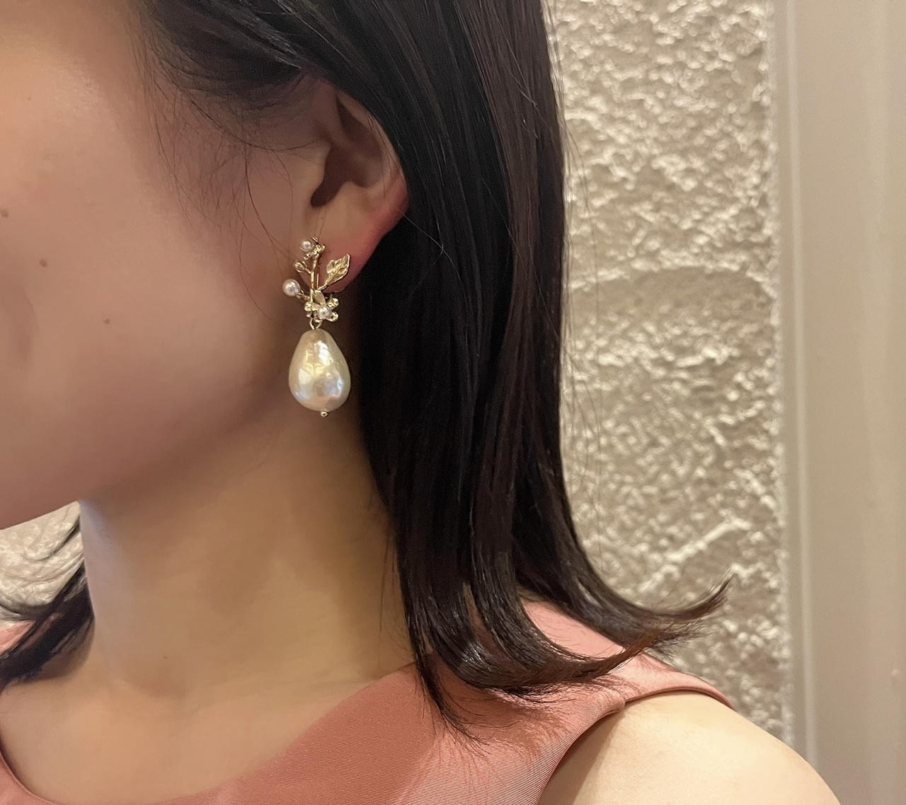 ナチュラルな印象のゴールドとパールのゆれるイヤリングは、トレンドのダウンヘアにもぴったり
