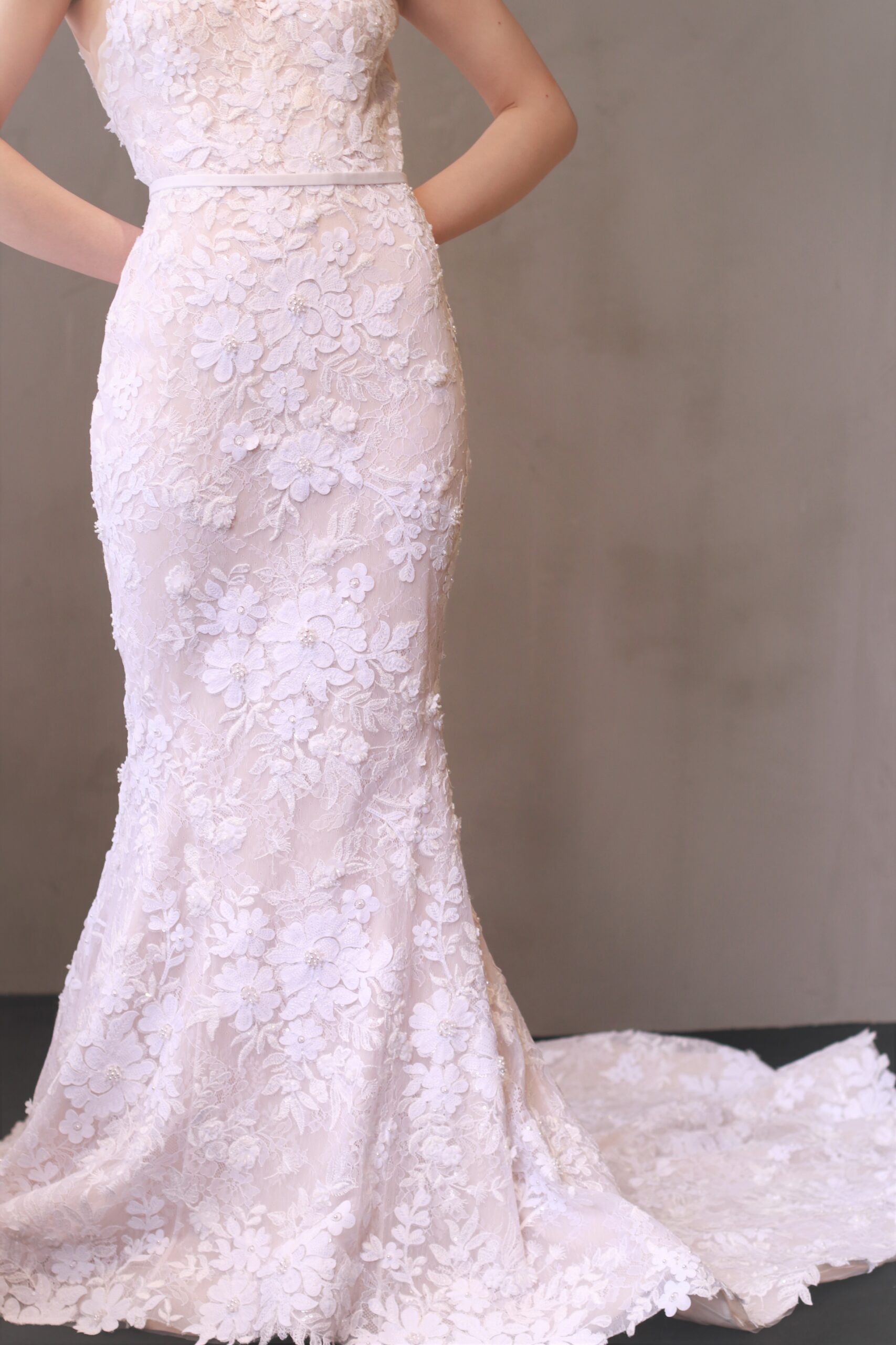 東京の人気ドレスショップ、ザトリートドレッシングアディション店に待望のミラズウイリンガーの透明感と贅沢なディティールが美しいマーメイドラインのウェディングドレスが入荷したしました