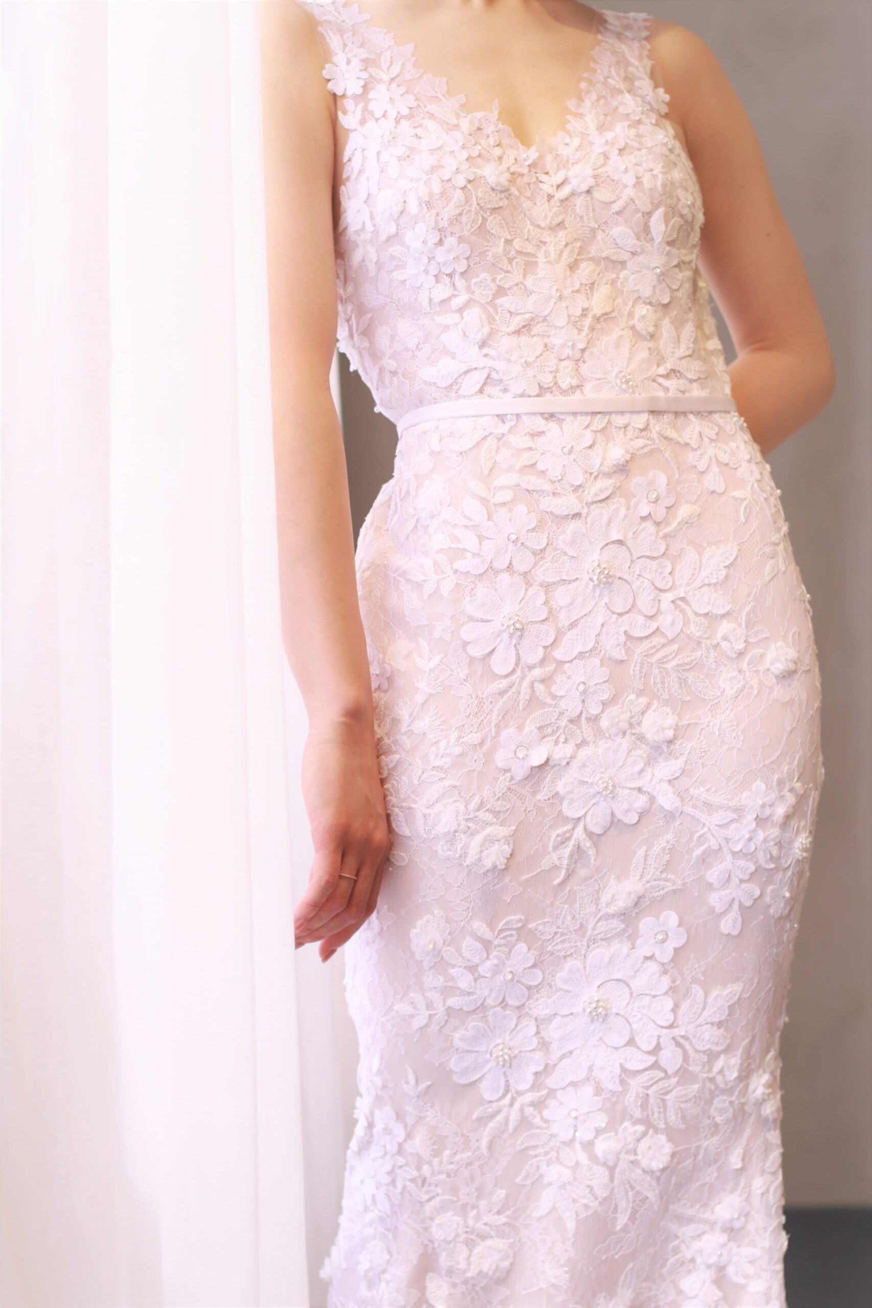 トレンド感たっぷりのミラズウイリンガーのウェディングドレスは繊細かつ、ゴージャスな装飾が特長で、ザトリートドレッシングアディション店の提携会場パレスホテル東京のようなラグジュアリーホテルにぴったりです