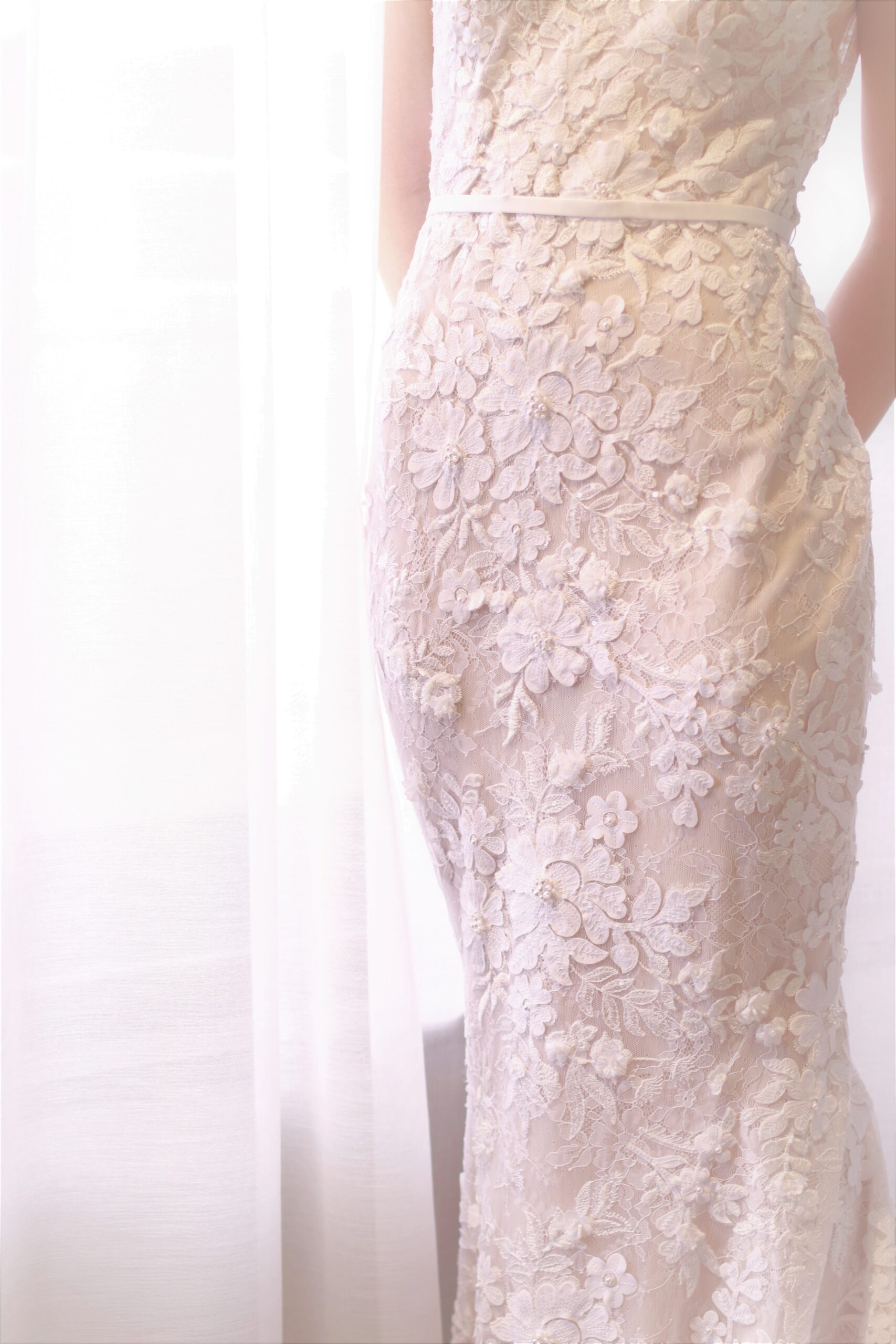 モダンでおしゃれな花嫁様におすすめのマーメイドラインのウェディングドレスはドレスらしい上品さもありながらもシルエット美でゲストの方の視線を集めるようなドレスです。胸元のVネックのデザインはデコルテをすっきりみせ、スタイルアップの効果があります。