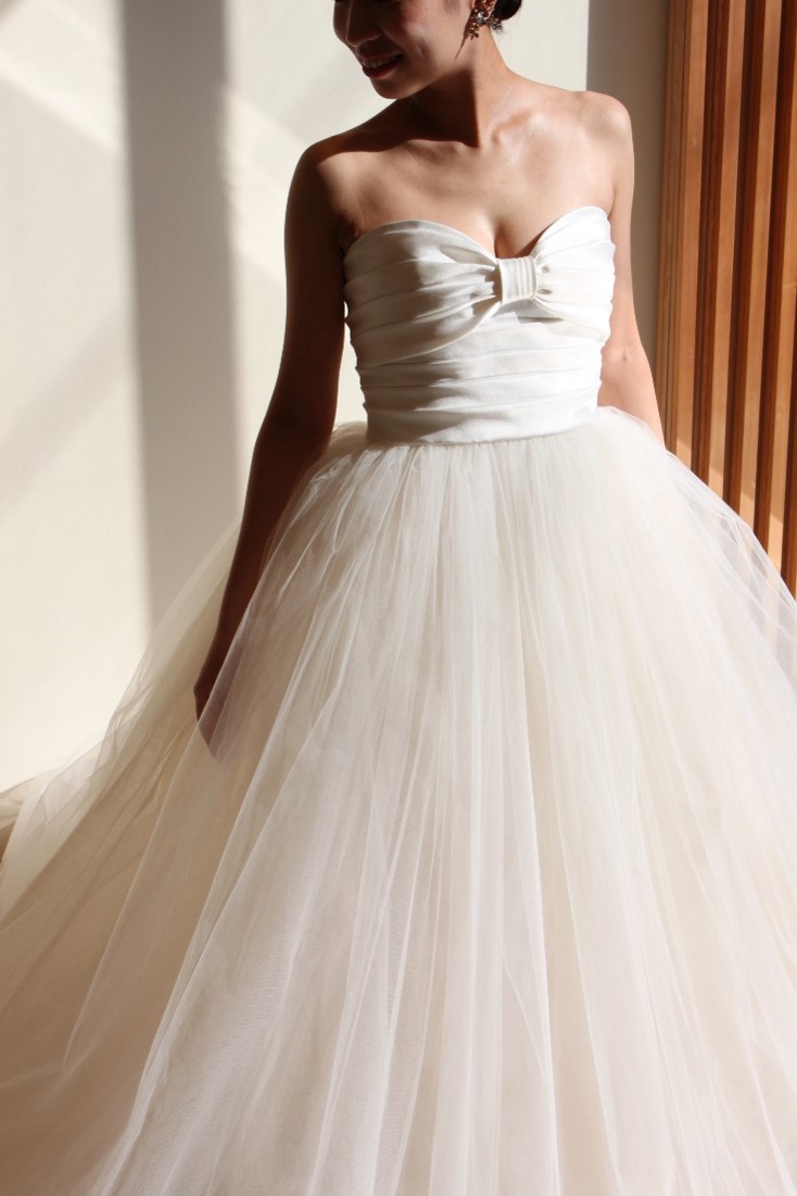 トリートドレッシングがお勧めのハートシェイプとはハート型にカットされた胸元のデザインです。ハートシェイプのほかにハートカットともいいます。丸みのあるカッティングが女性らしく、デコルテを華やかに魅せてくれます。