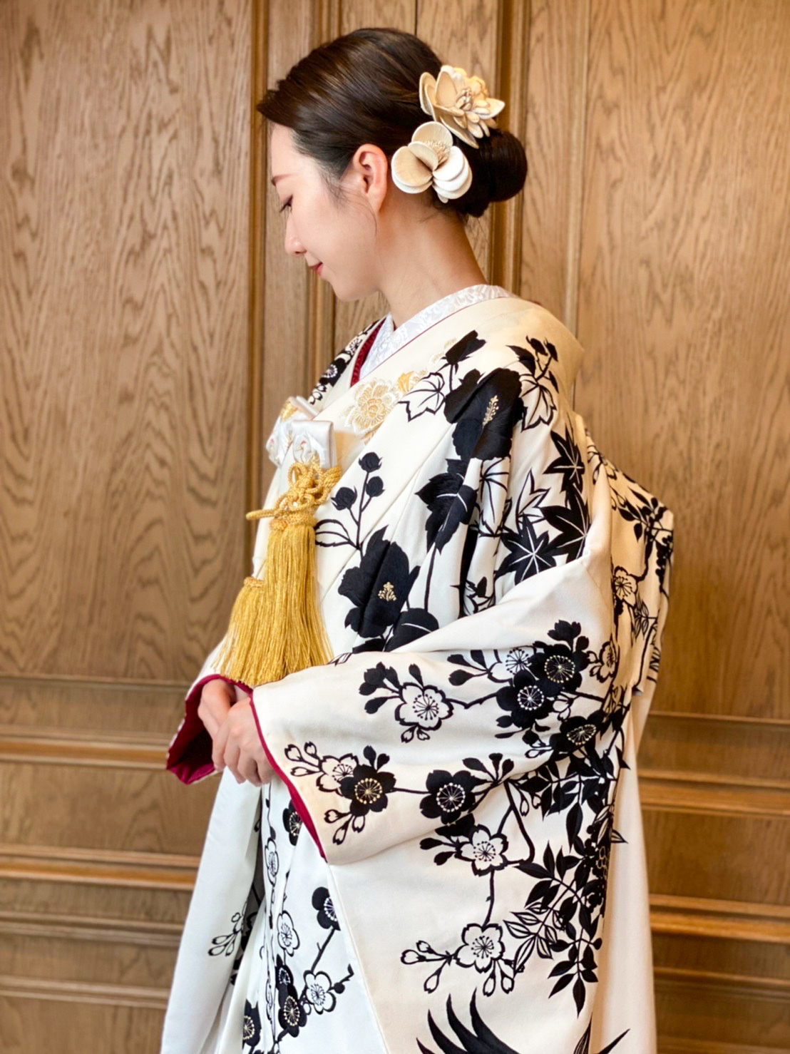 ザトリートドレッシング名古屋店のオリジナル和装、白地ベースに黒刺繍があしらわれた色打掛のコーディネート