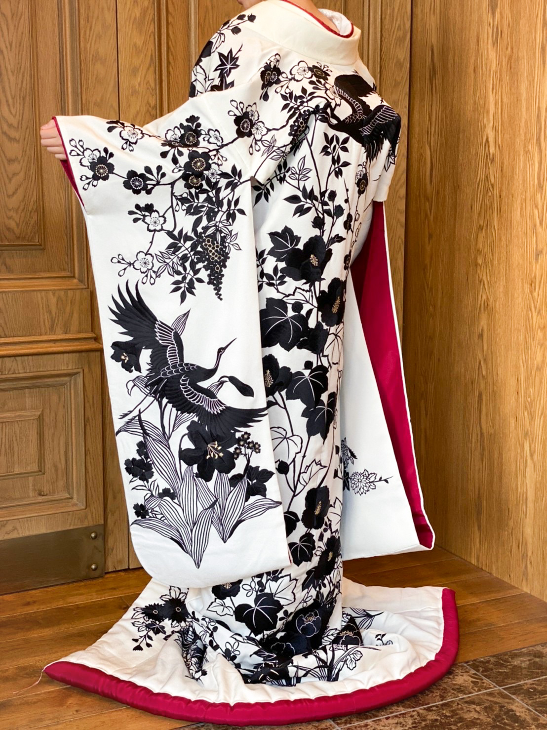 ザトリートドレッシング名古屋店限定の草花や鶴の柄行がモチーフの後ろ姿が華やかな色打掛