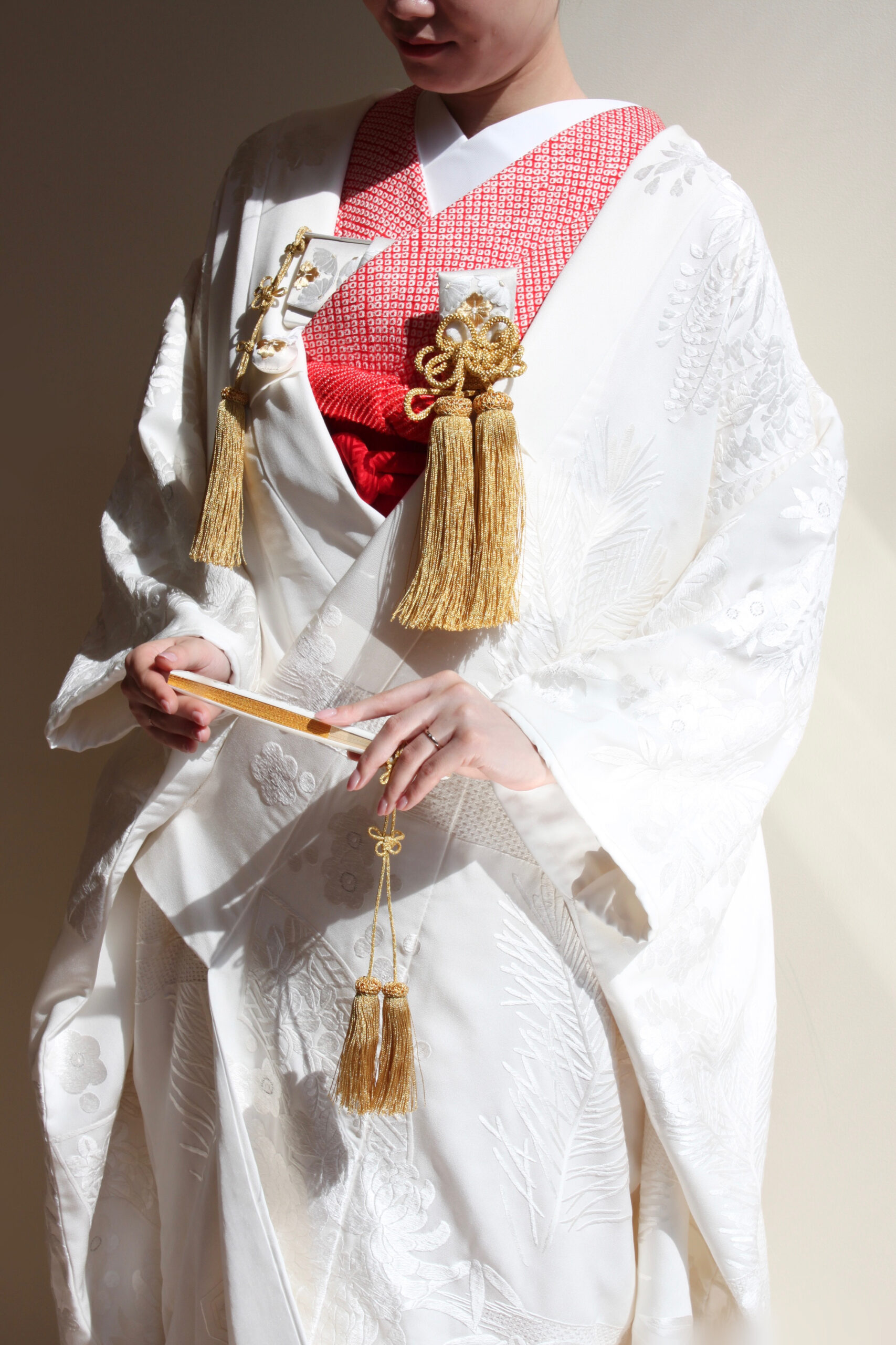 赤色の掛下が目を惹く可愛い印象の白無垢のコーディネート