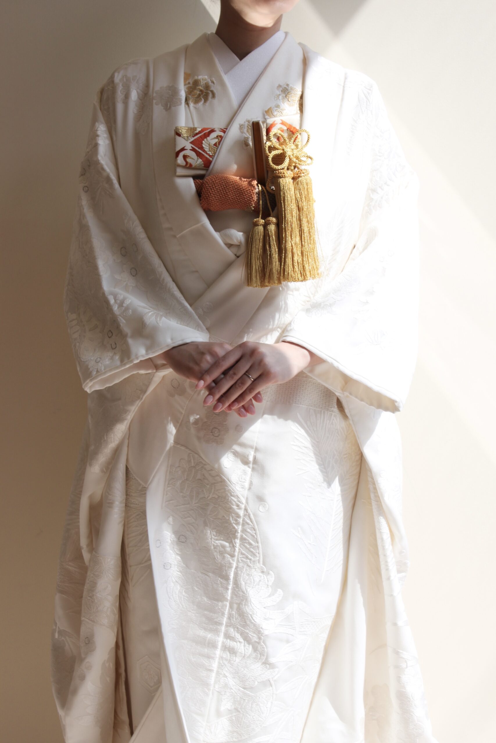 京都エリアのロケーション前撮り撮影でお勧めしたいモダンな白無垢と色小物のコーディネート