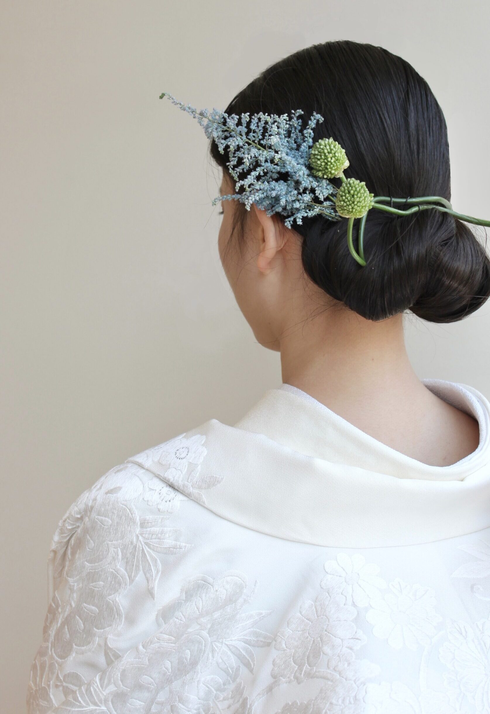 和装の白無垢をお召しの方にお勧めの生花の髪飾りのヘアアレンジ