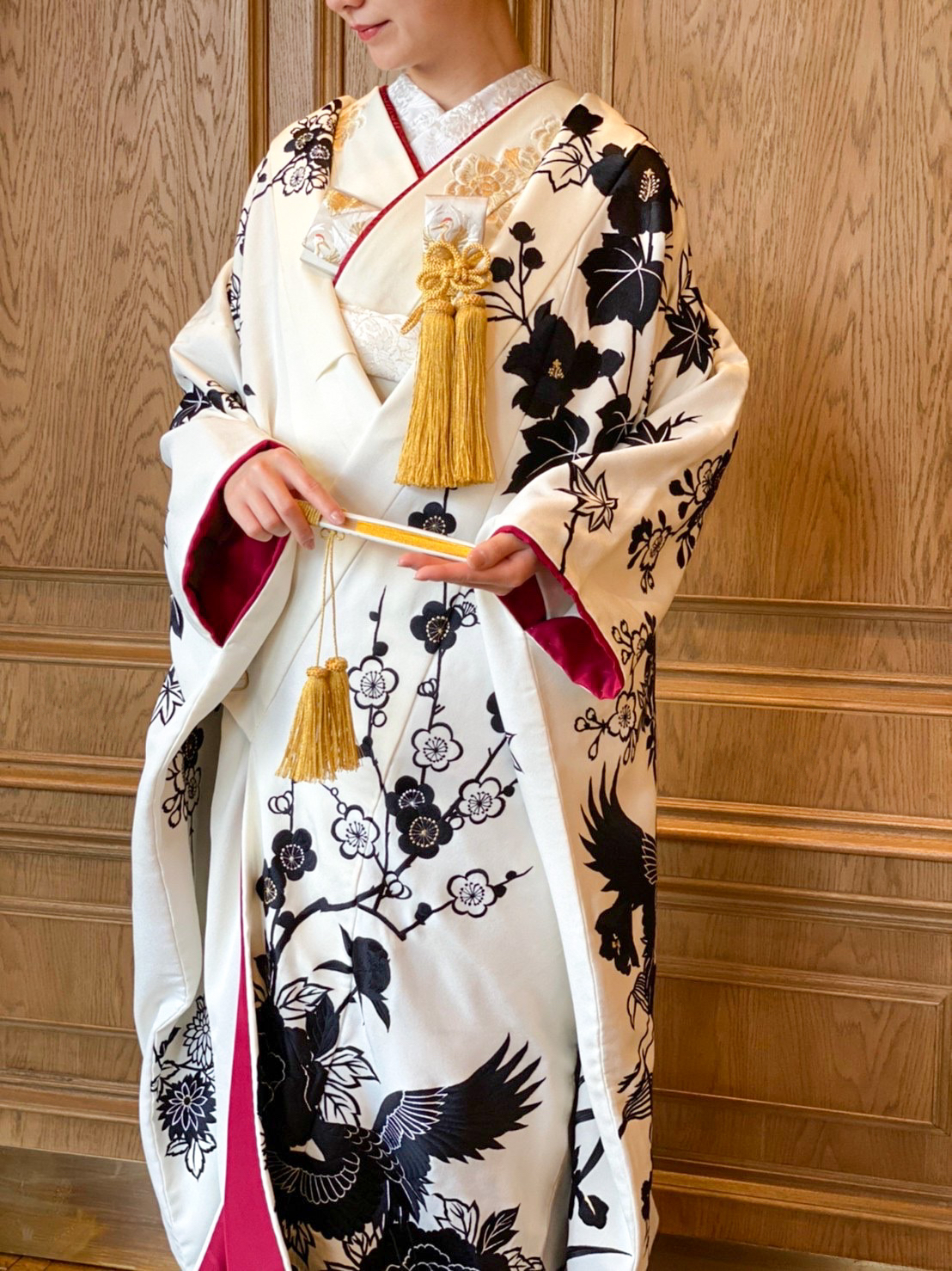 白色に黒の刺繍が施されている、内生地が赤色の色打掛の全身コーディネート