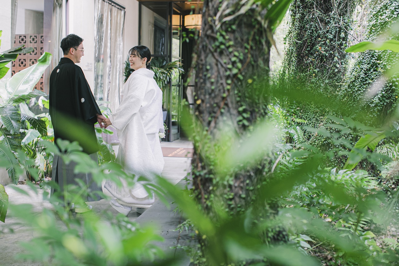 パームツリーが生茂る緑豊かなウィズザスタイルでの前撮りは、モダンで洗練された白無垢が映えます