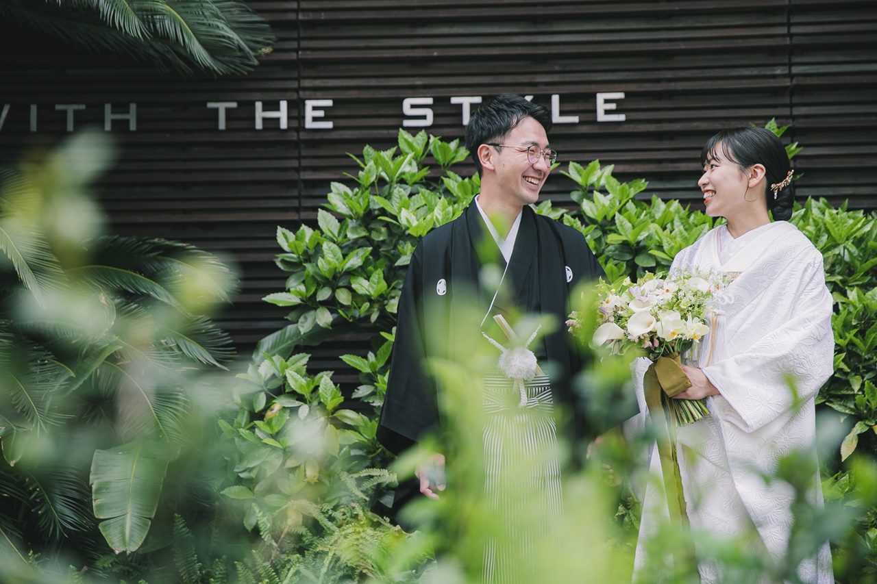 ザ トリート ドレッシング福岡店の提携式場であるウィズ ザ スタイル福岡での白無垢前撮りは、屋外にておしゃれでナチュラルでモダンなお写真を撮っていただけます