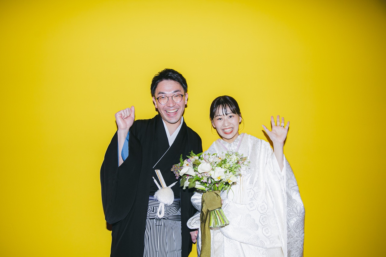 前撮りで映えるビビッドなイエローが可愛いツーショット
