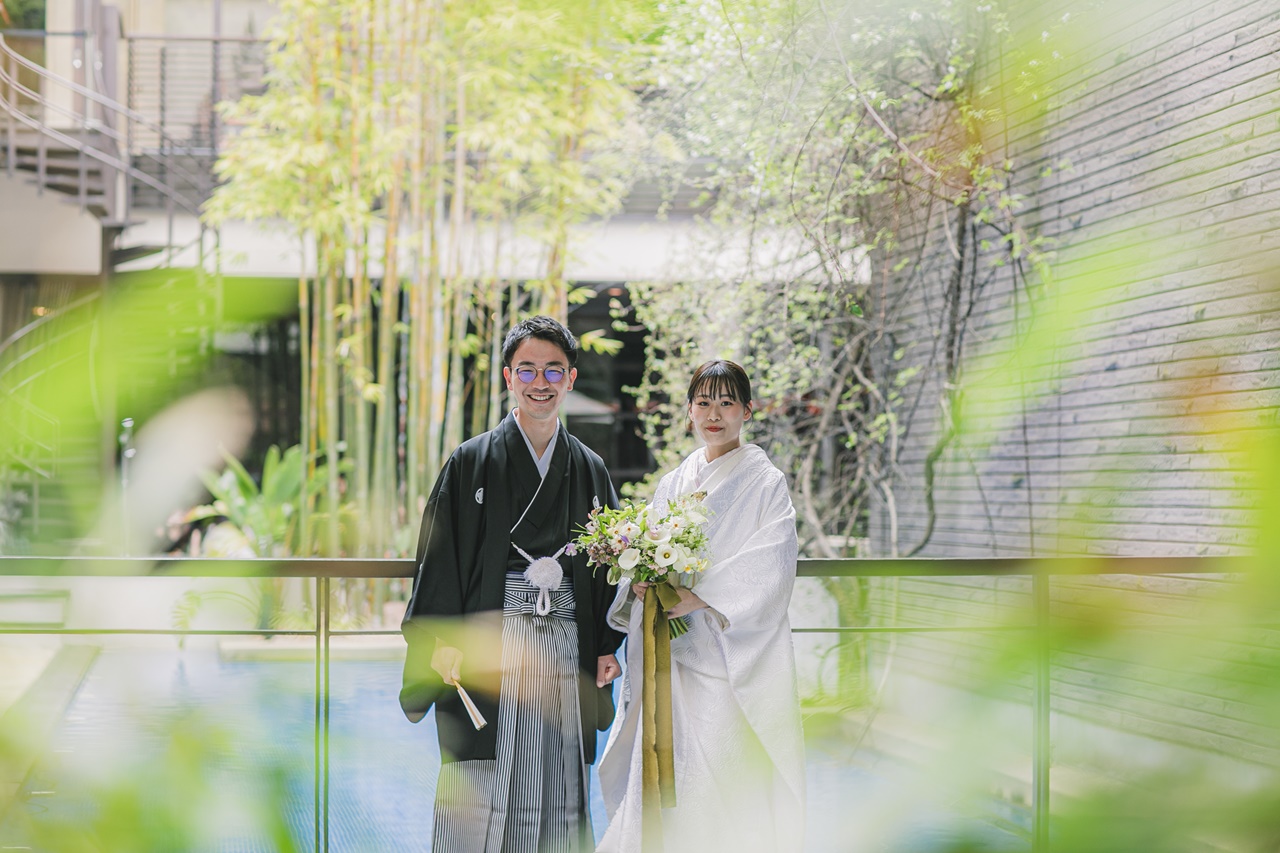 春らしさを感じるプールサイドでの写真は、季節を表した思い出にも残る一枚となるでしょう