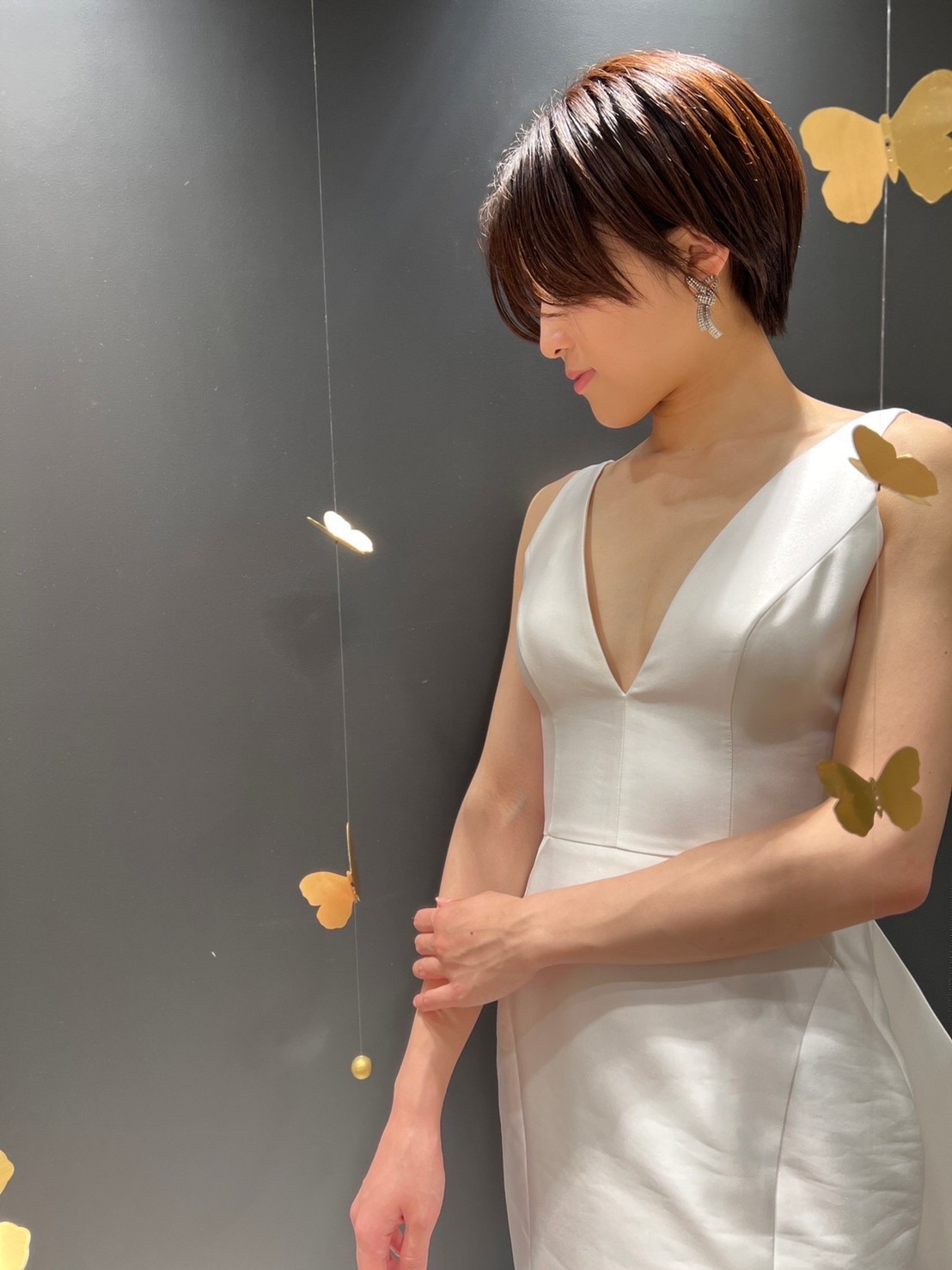 大阪の結婚式場におすすめしたいトリートドレッシングのシンプルなVネックのスタイリッシュなマーメイドラインのウエディングドレス