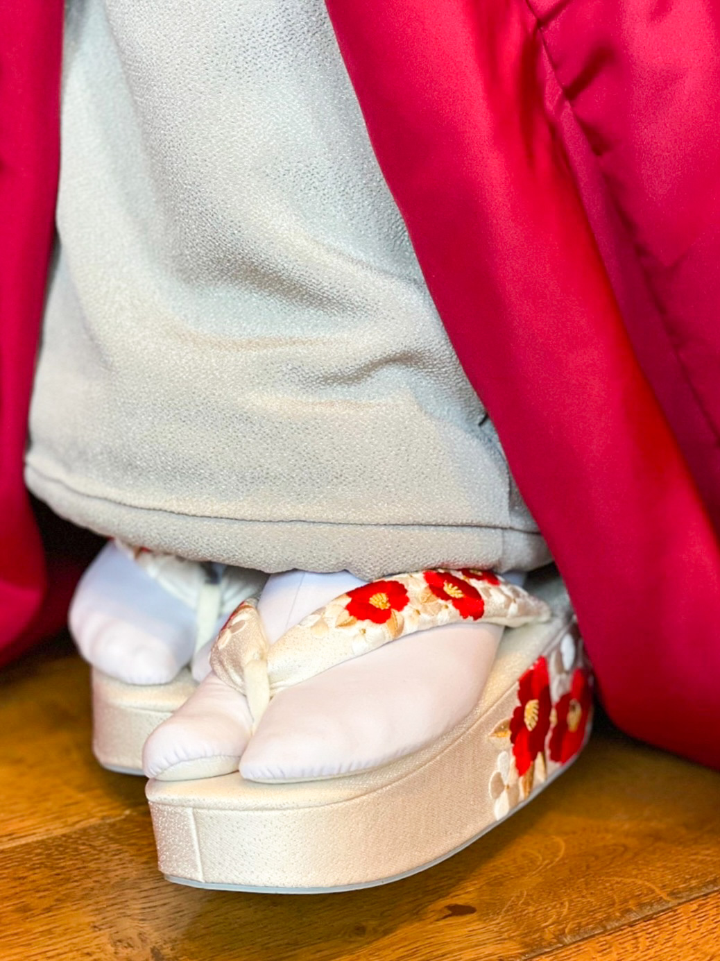 色打掛に合わせて選ぶ足元のコーディネート、赤の刺繍があしらわれた椿の草履でアクセントを