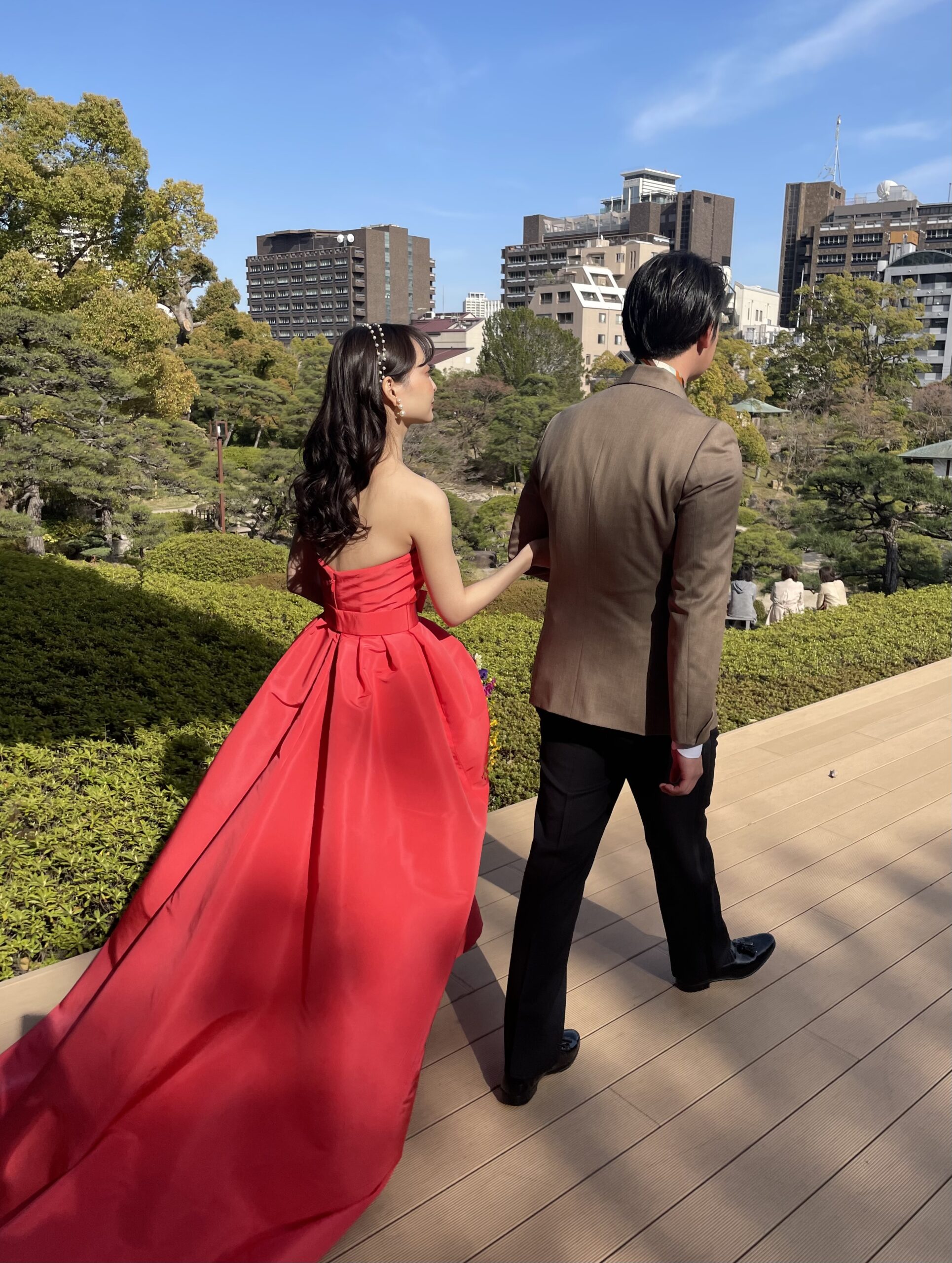 相楽園にて夏にお式を挙げられる新婦様にお勧めしたいTHE TREAT DRESSING (ザトリートドレッシング)神戸店にて取り扱っているMonique Lhuillier(モニーク ルイリエ)のオレンジ色のAラインのカラードレスのご紹介