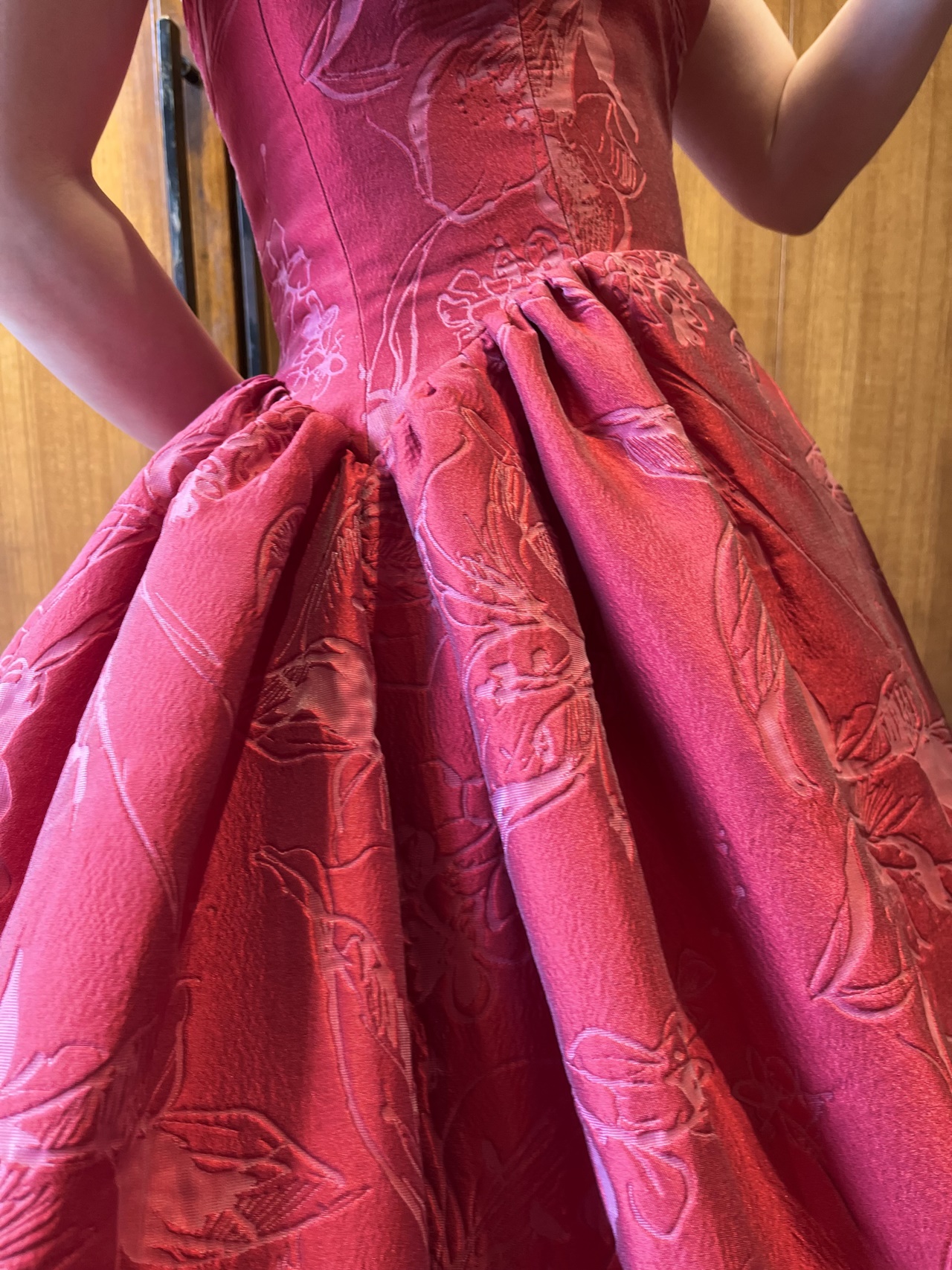 プリンセスラインのようなボリュームのあるカラードレスは、華やかでゴージャスなパーティーで存在感を放ちます