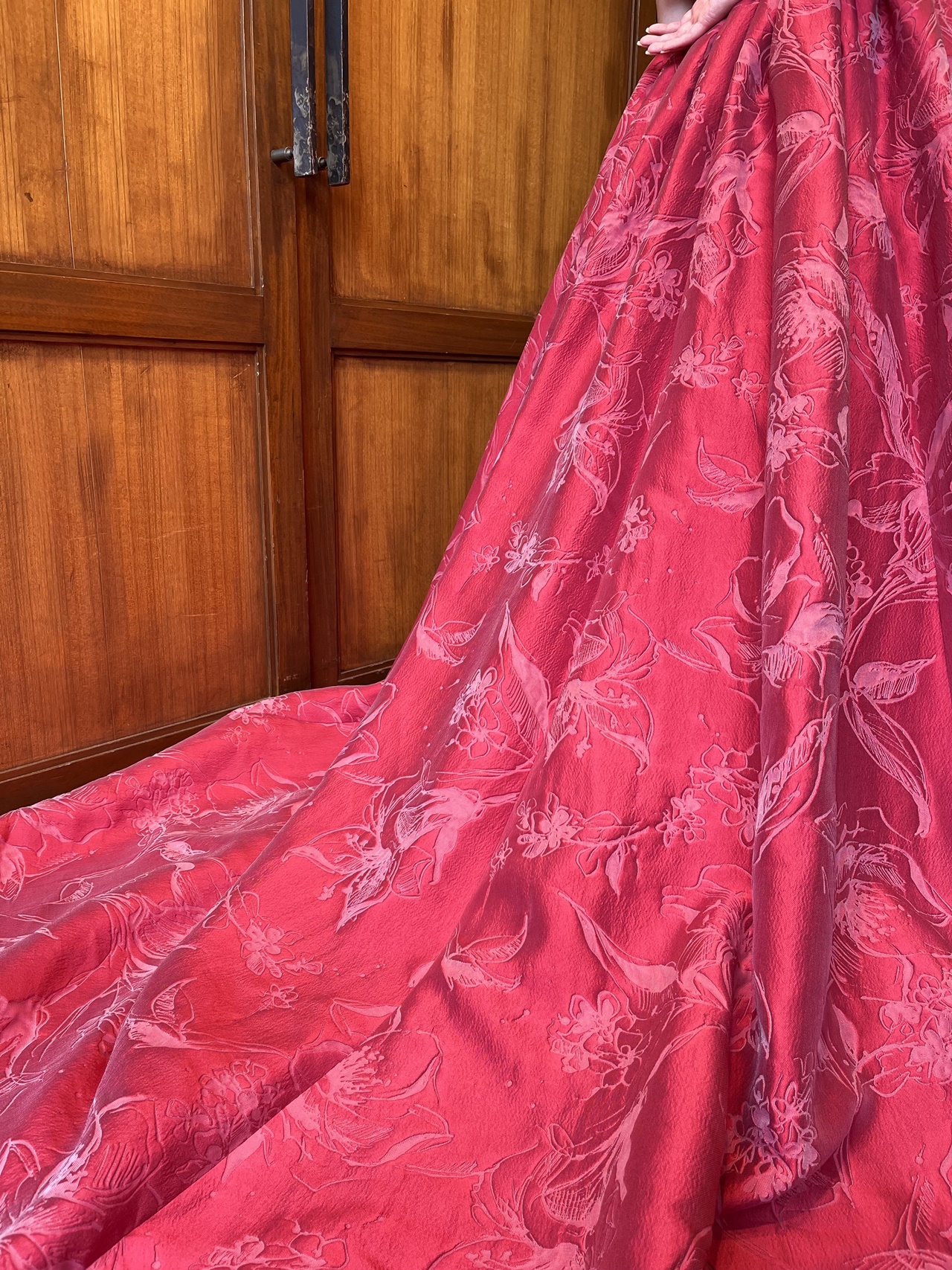 フラワーモチーフのジャガード織が、モダンで品のある印象に