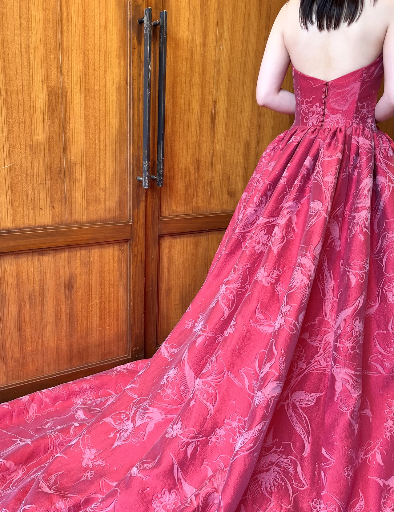 自然光が当たると浮かび上がるようなリーフのモチーフのカラードレスは、人とかぶらない個性的なカラードレスをお探しの方におすすめ