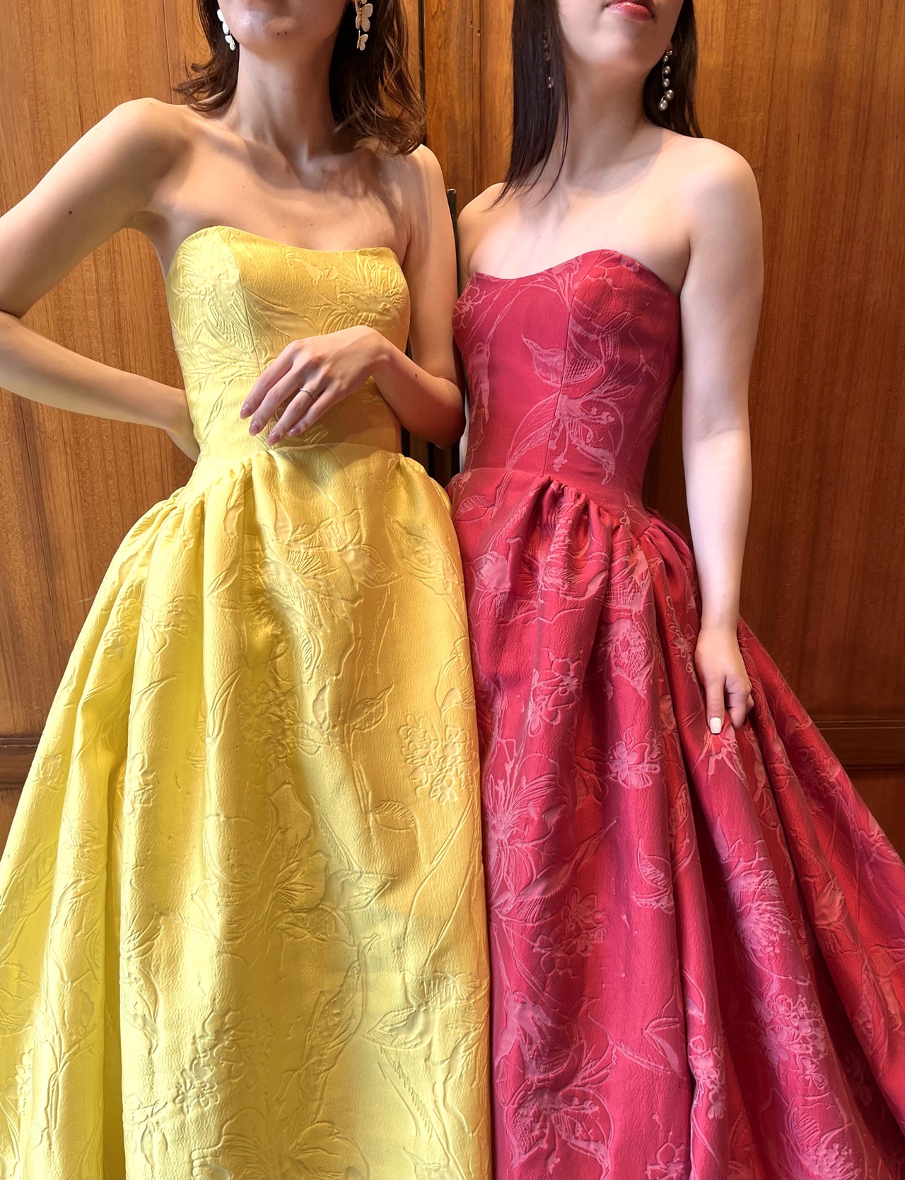 すっきりとしたトップスとボリュームのあるスカートがスタイルアップを叶えてくれるカラードレス