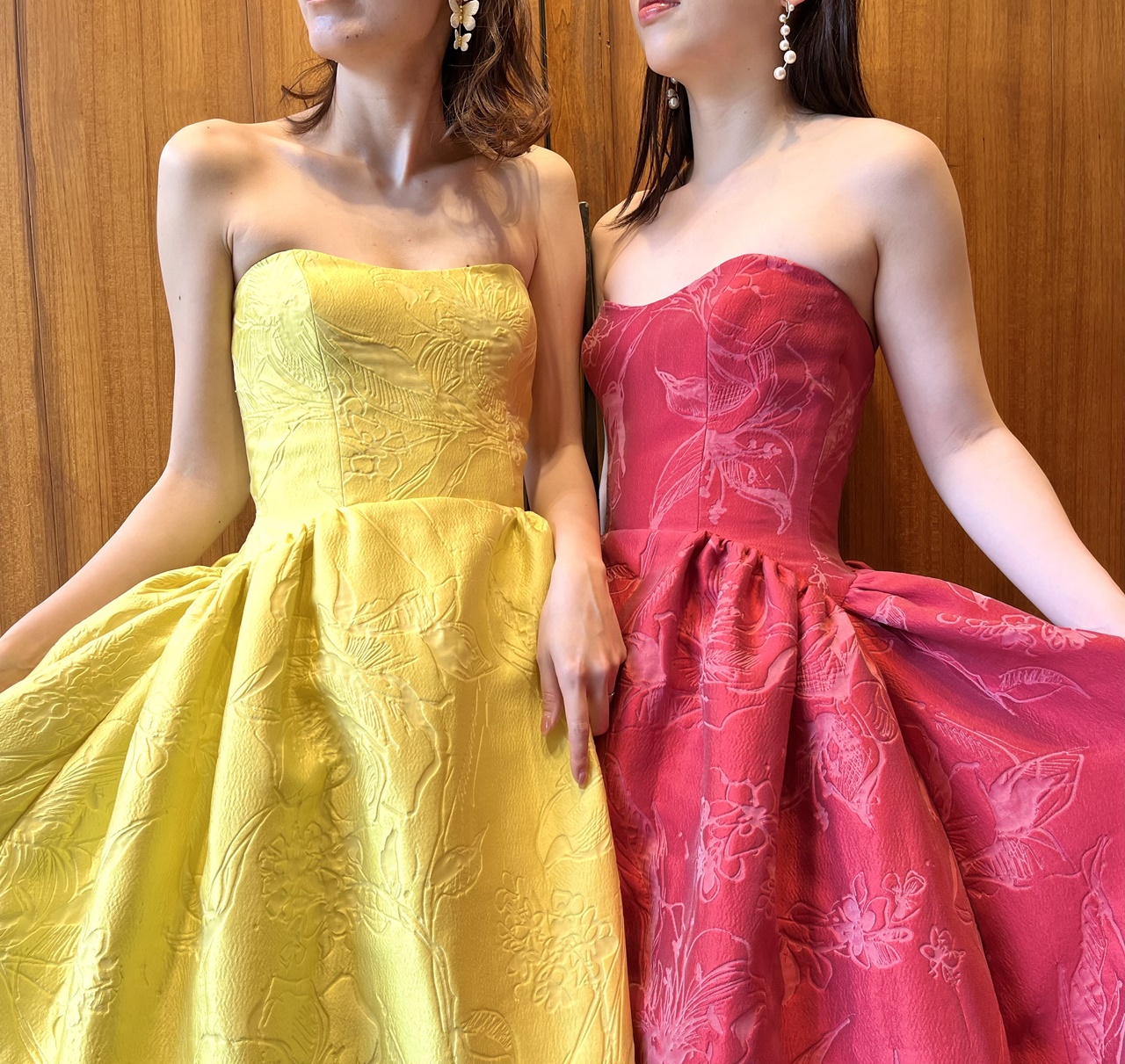 デコルテを美しく見せてくれる、ビスチェタイプのカラードレスは華やかなお色直しにおすすめ