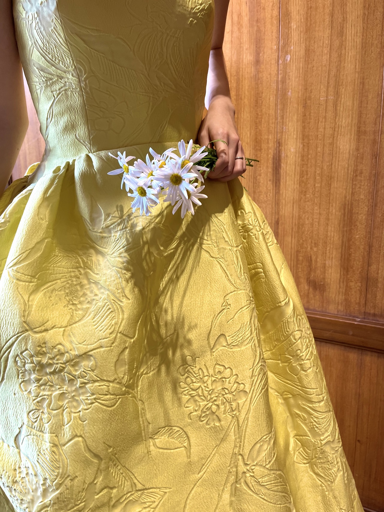 木目調の温かみのあるウィズザスタイルに映える、柔らかなイエローのカラードレス