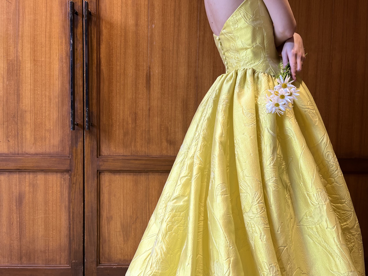 スタイルが良く見えるボリュームのあるカラードレスは、女性らしいエレガントな雰囲気を叶えます