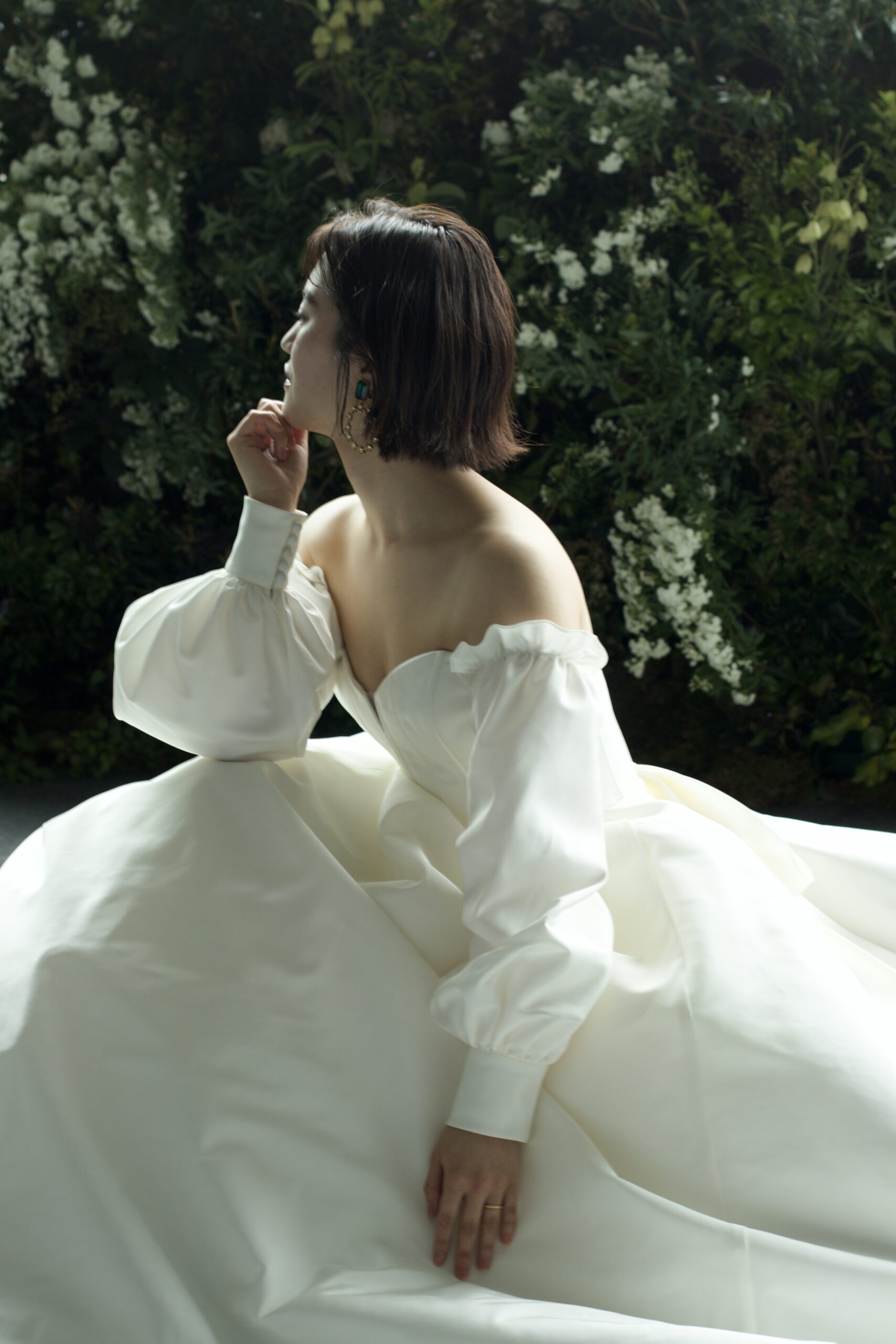 パレスホテル東京葵西におすすめのアムサーラの新作ウェディングドレスは上品なハリ感がありながらトレンドであるパフスリーブの愛らしいデザインです