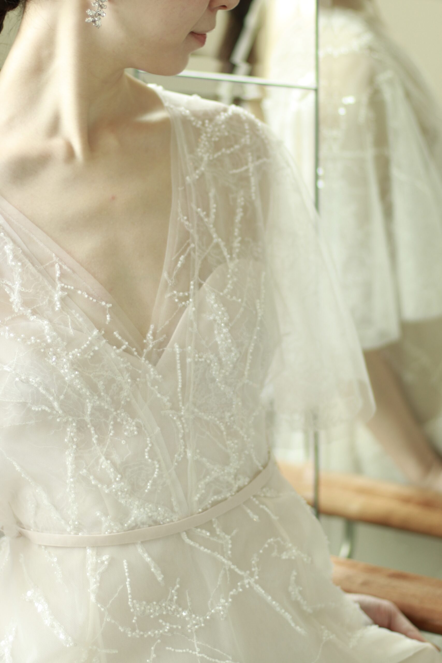 トリート花嫁に人気のブランド、ミラズウィリンガーの新作ウェディングドレスは、立体的でキラッと輝くビーディングと、ブラッシュカラーの組み合わせが美しくやわらかな一着です