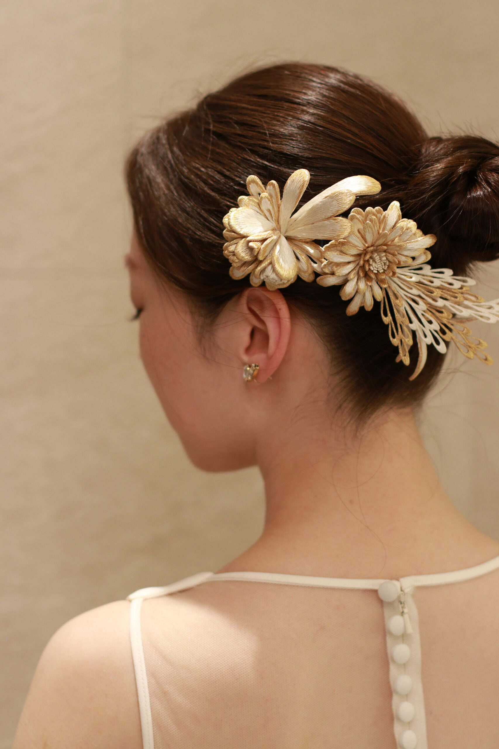 NYのドレスブランド、アムサーラのウェディングドレスにはバレリーナのようなタイトヘアにエミタカザワの刺繍花を合わせ、モダンかつ華やかなコーディネートがおすすめです