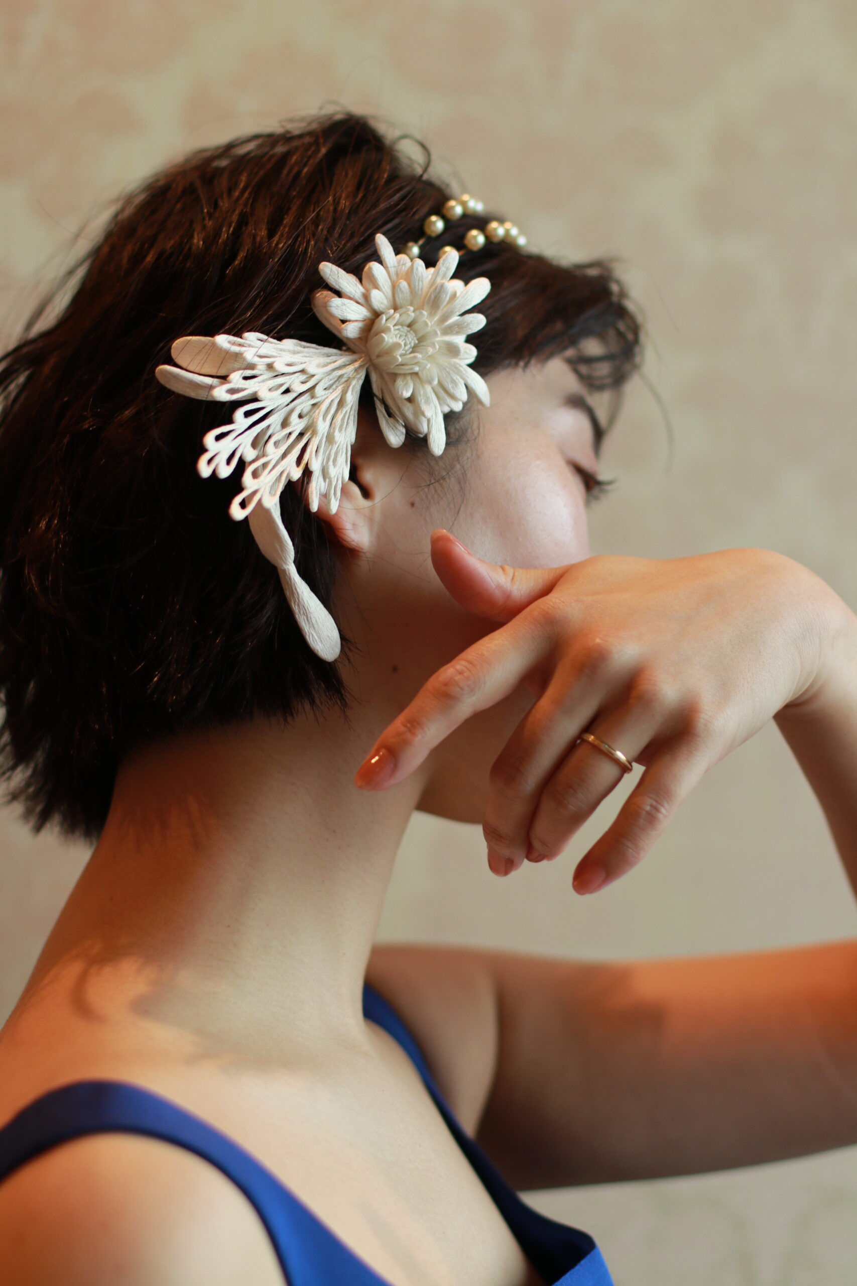 東京の南青山に店舗を構えるTHE TREAT DRESSING ADDITION店に入荷した新作のアクセサリーは顔周りをぱっと華やかにする白い絹糸で作られた刺繍花です