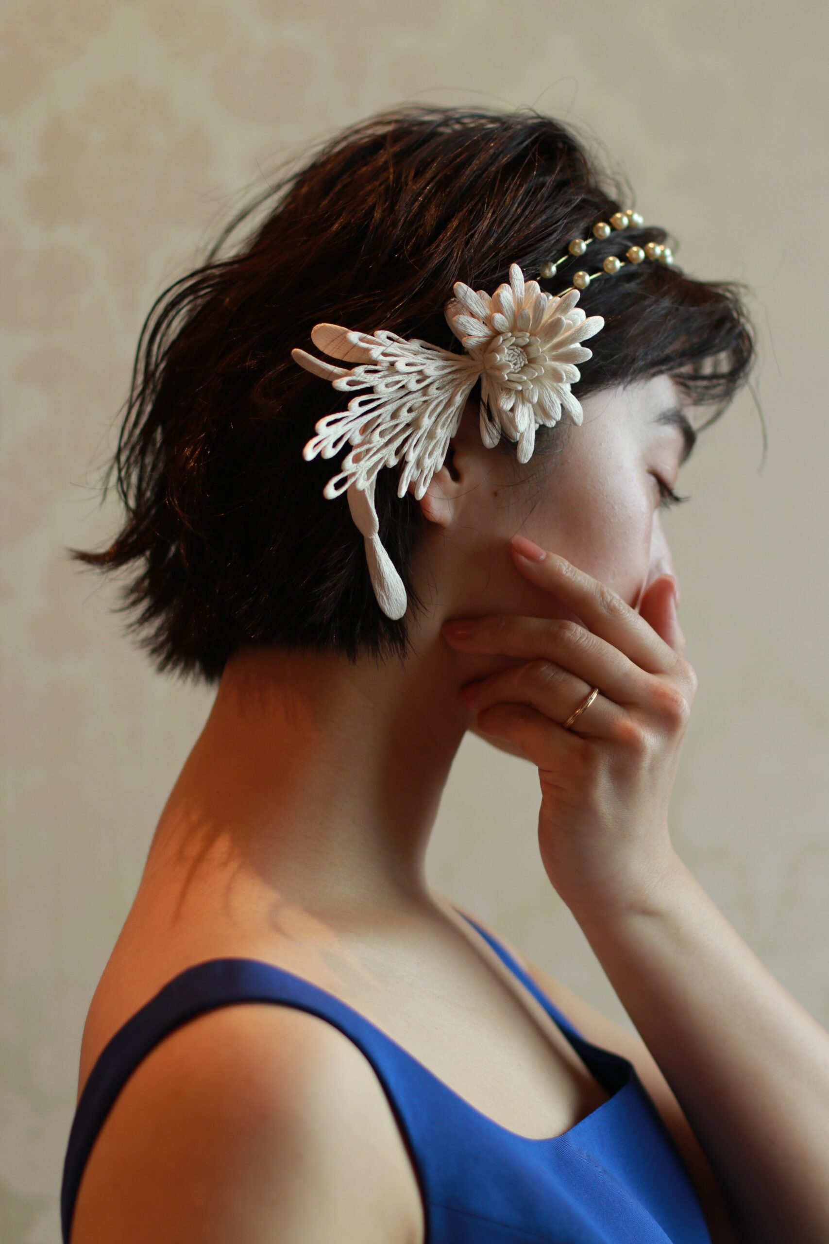 モニークルイリエのブルーのカラードレスに合わせたお洒落なコーディネートは、緩く巻いたボブヘアにジェニファーベアのパールカチューシャとエミタカザワの刺繡花をイヤーカフの様に合わせたモダンなスタイリングです