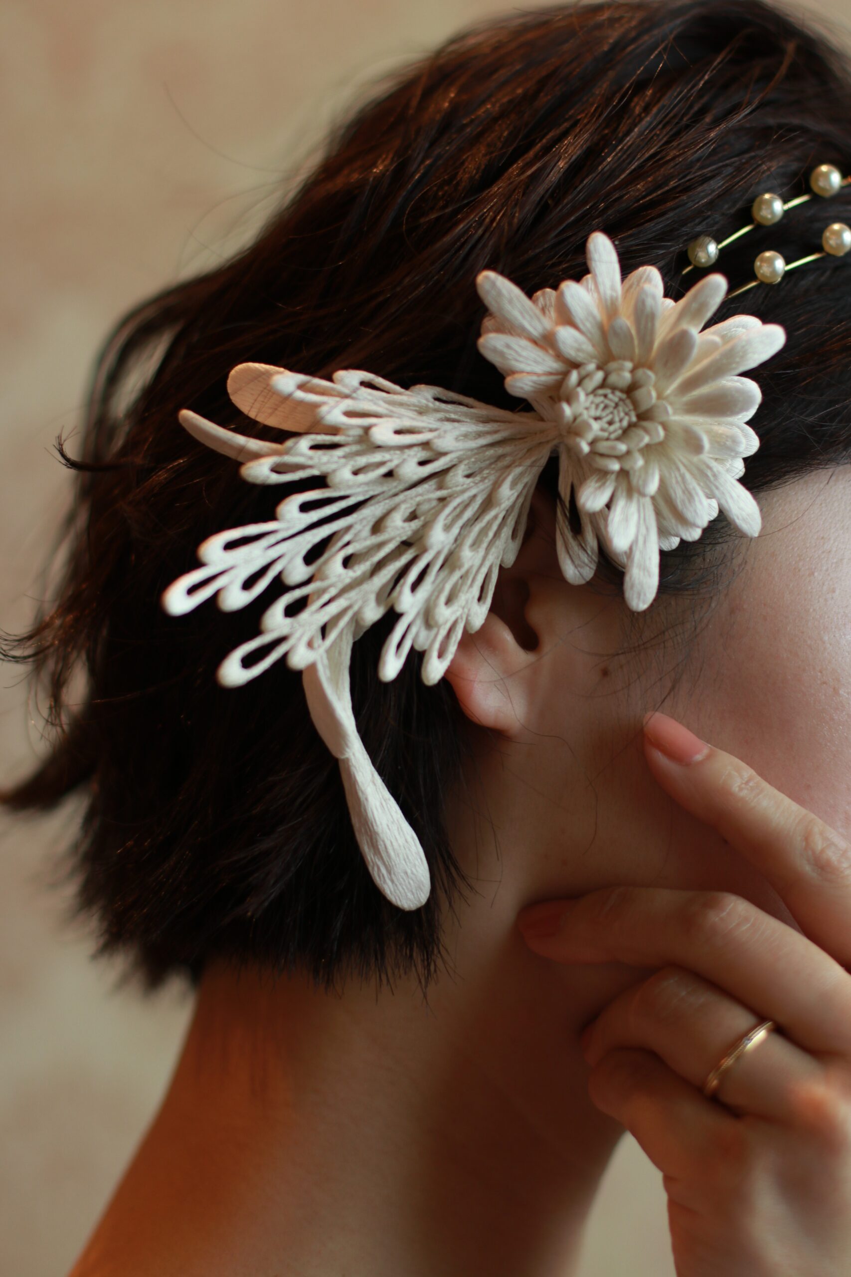 ウェディングドレスやカラードレスに合わせるイヤリングの代わりに、emi takazawaのヘッドアクセサリーをイヤーカフのように合わせたコーディネートは、お顔周りを華やかに惹きたてゲストの皆様にもお喜びいただけます