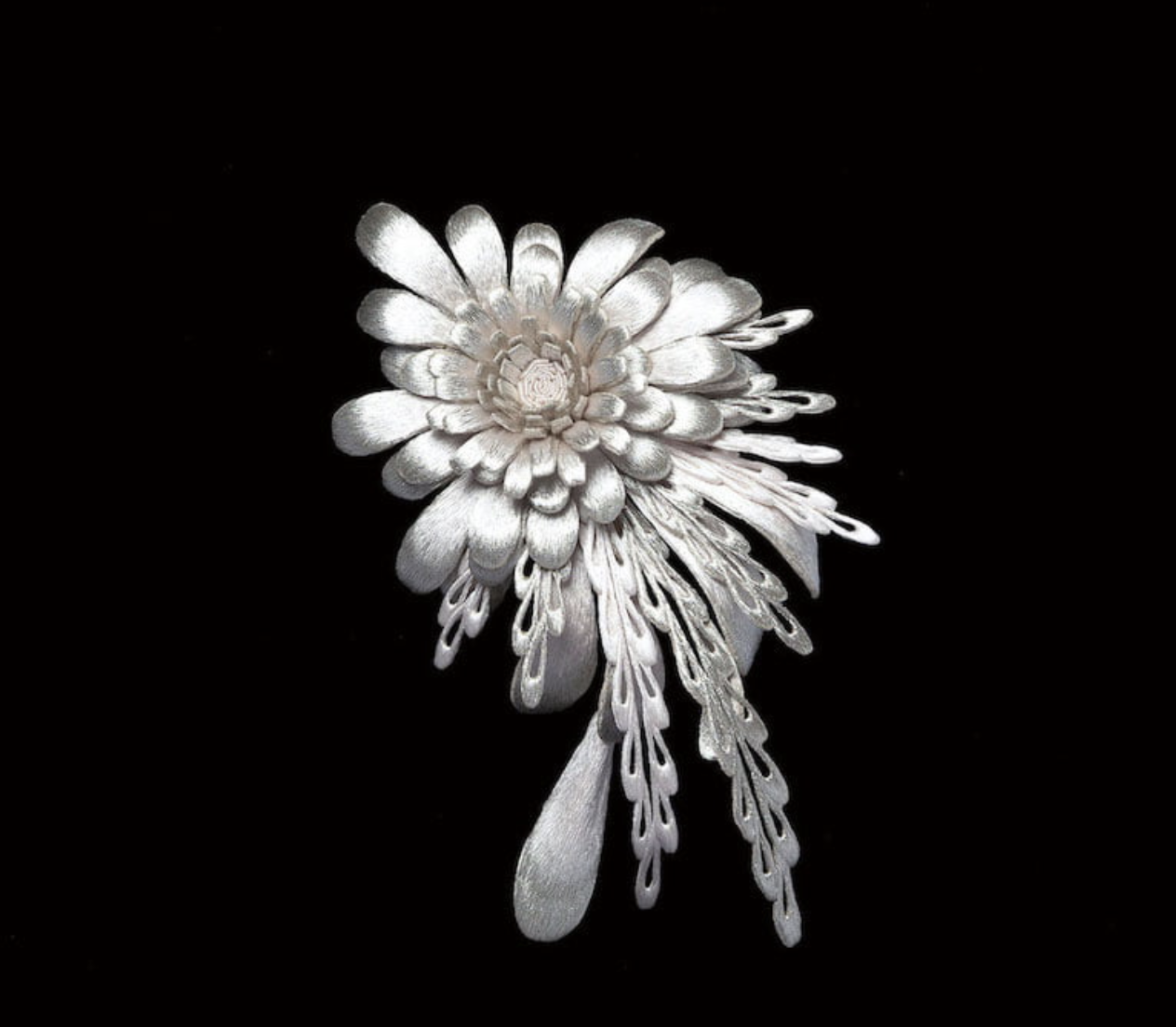 作家、emi takazawa(エミタカザワ)さんの刺繍花のお取り扱いスタートのお知らせ。