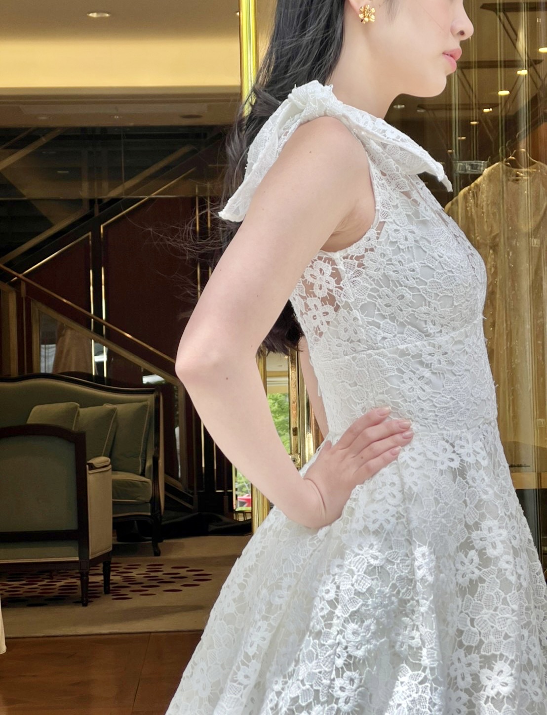 ザトリートドレッシングで取り扱いをしているエリー サーブ ブライドのレースのウェディングドレスはダウンスタイルとピンクのウェディングメイクで可憐なスタイリングに