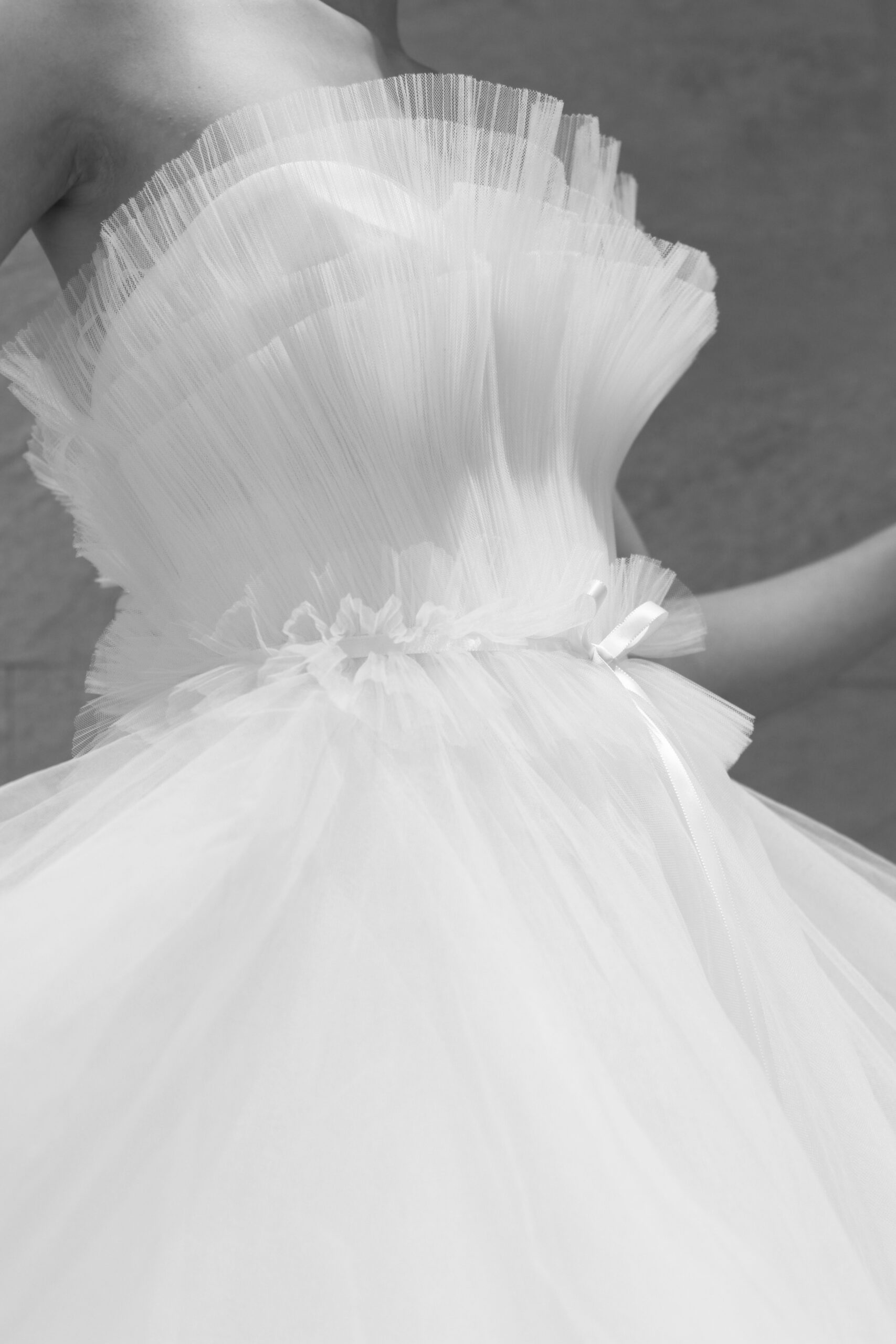 ザトリートドレッシングアディション店で人気のあるアムサーラの新作ウェディングは透明感のあるプリーツチュールが美しいウェディングドレスです