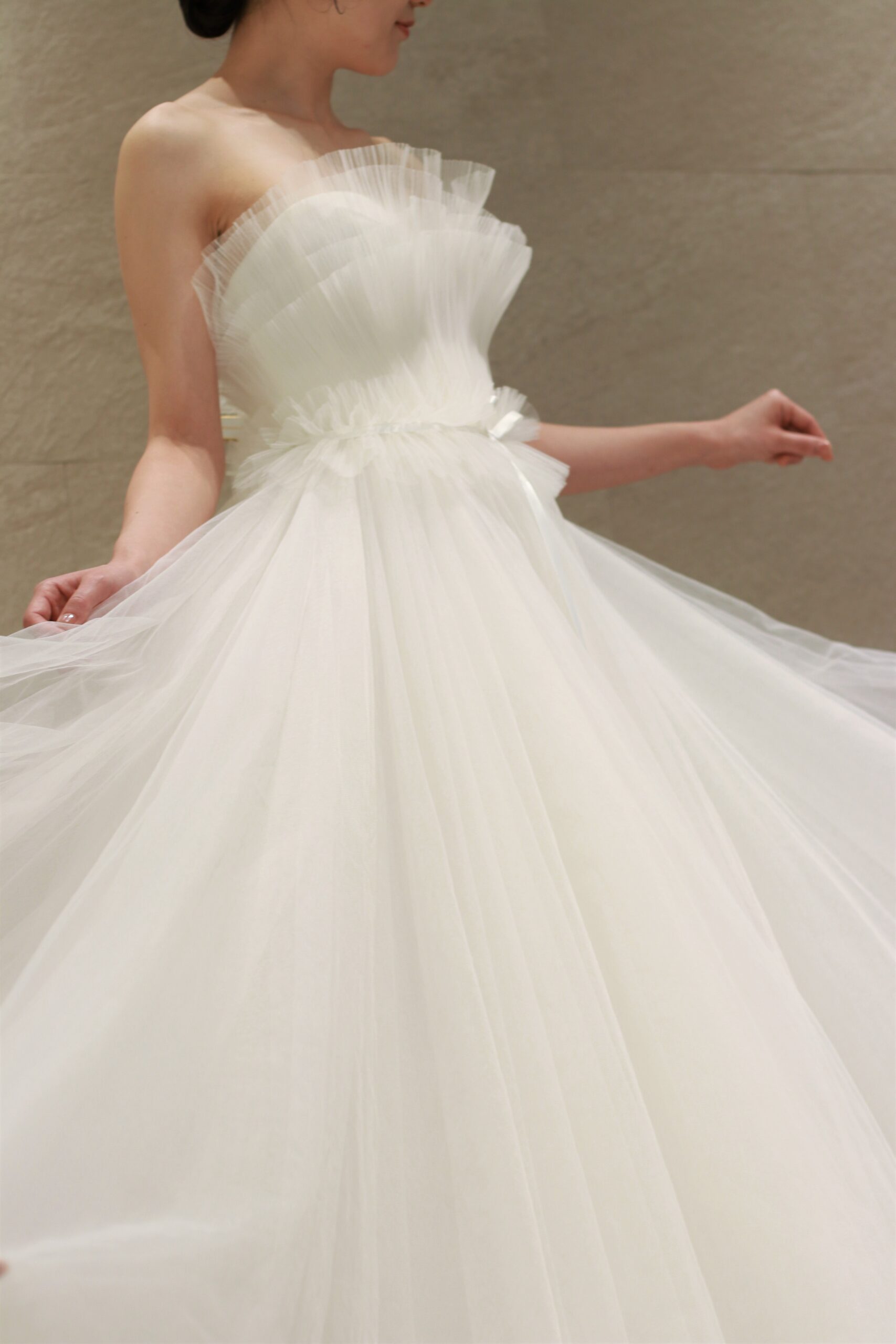 ザトリートドレッシングアディション店の花嫁に人気のアムサーラの新作ウェディングドレスは透明感のあるチュールのスカートが軽やかなウェディングドレスです