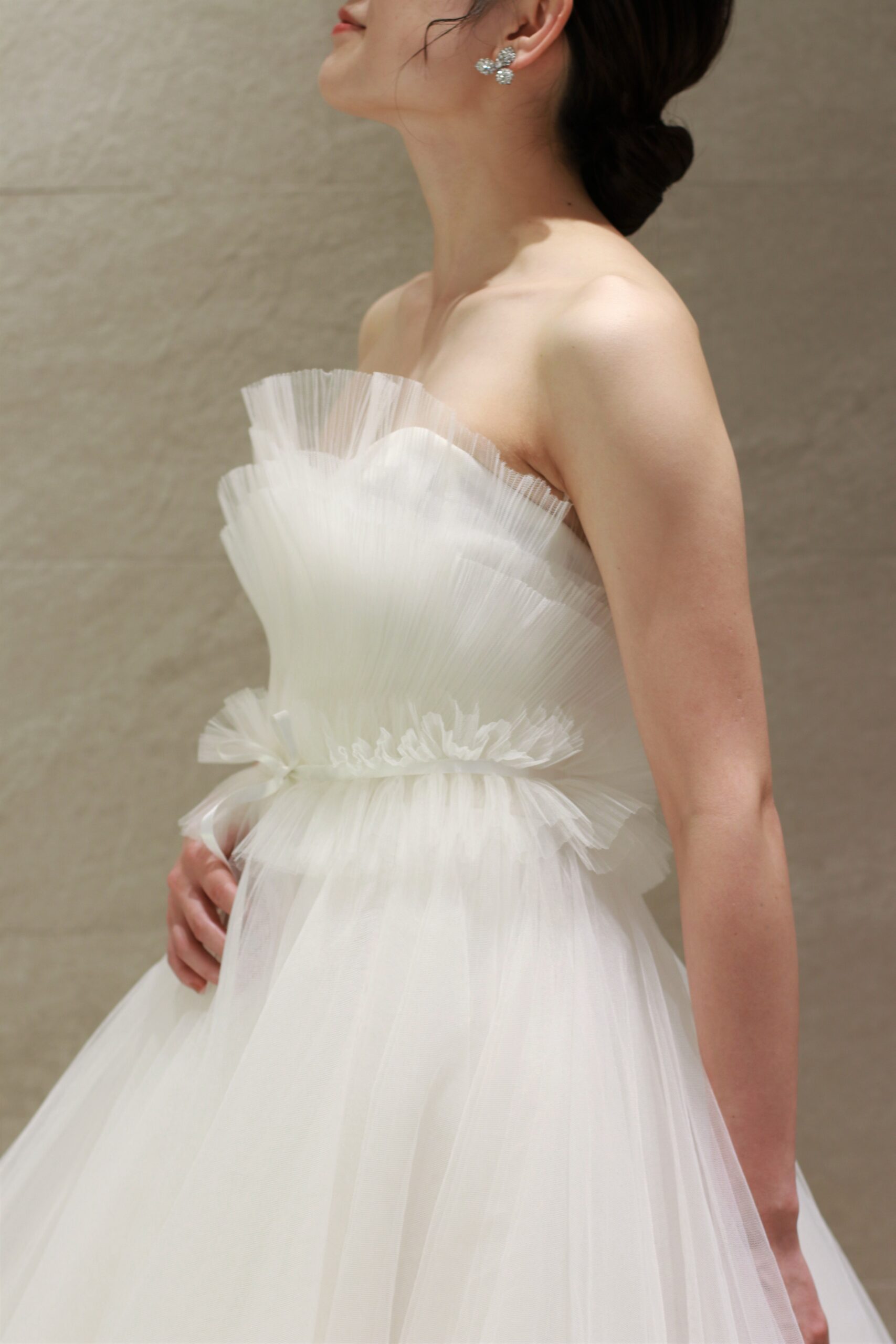 東京・表参道にあるザトリートドレッシングアディション店に新しく入荷したアムサーラのプリーツチュールが大変美しいAラインのウェディングドレス