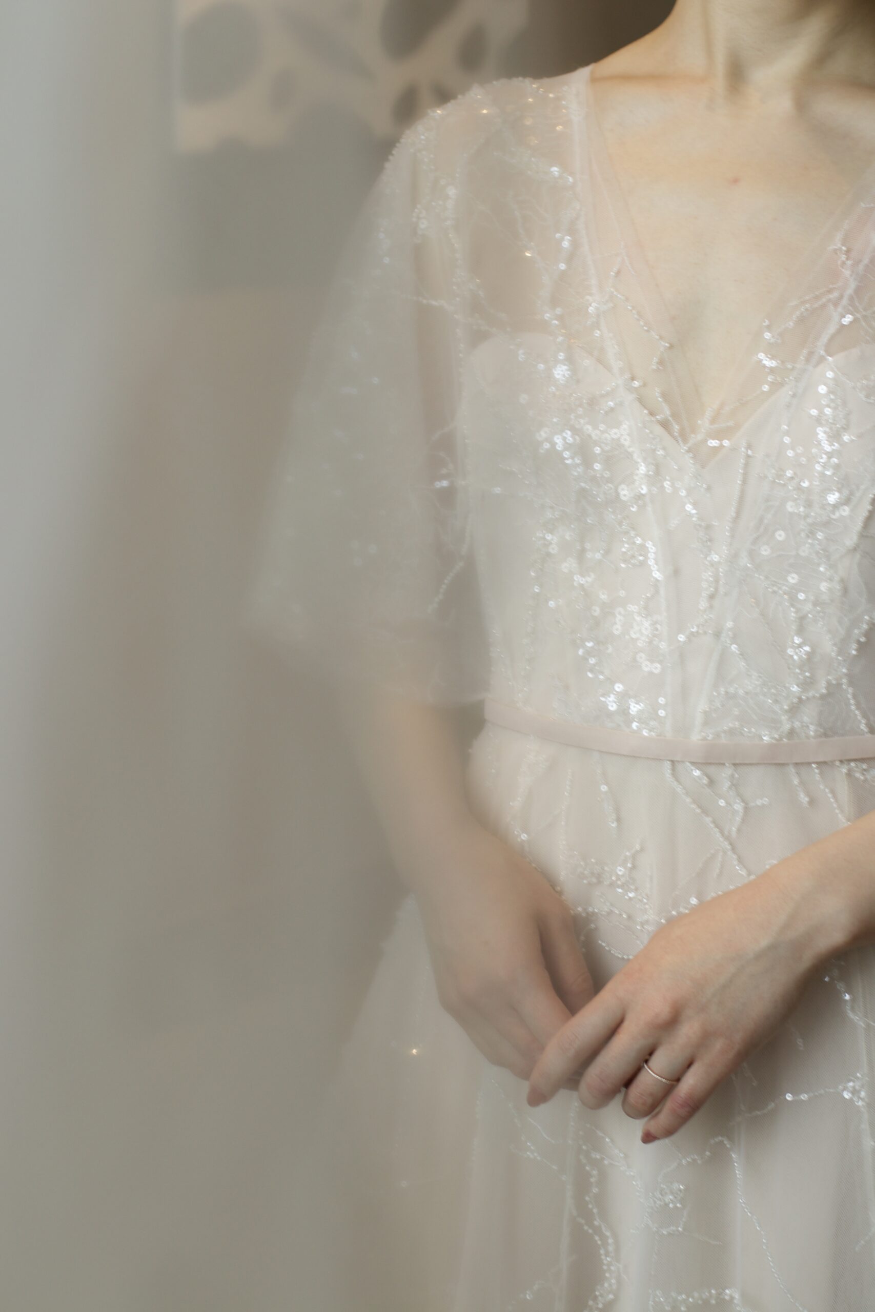 太陽光が差し込む結婚式会場パレスホテル東京で花嫁にお召しいただきたいのは、繊細なビーディングが施されたチュールが動くたびに煌めくミラズウィリンガーの新作ウェディングドレスです