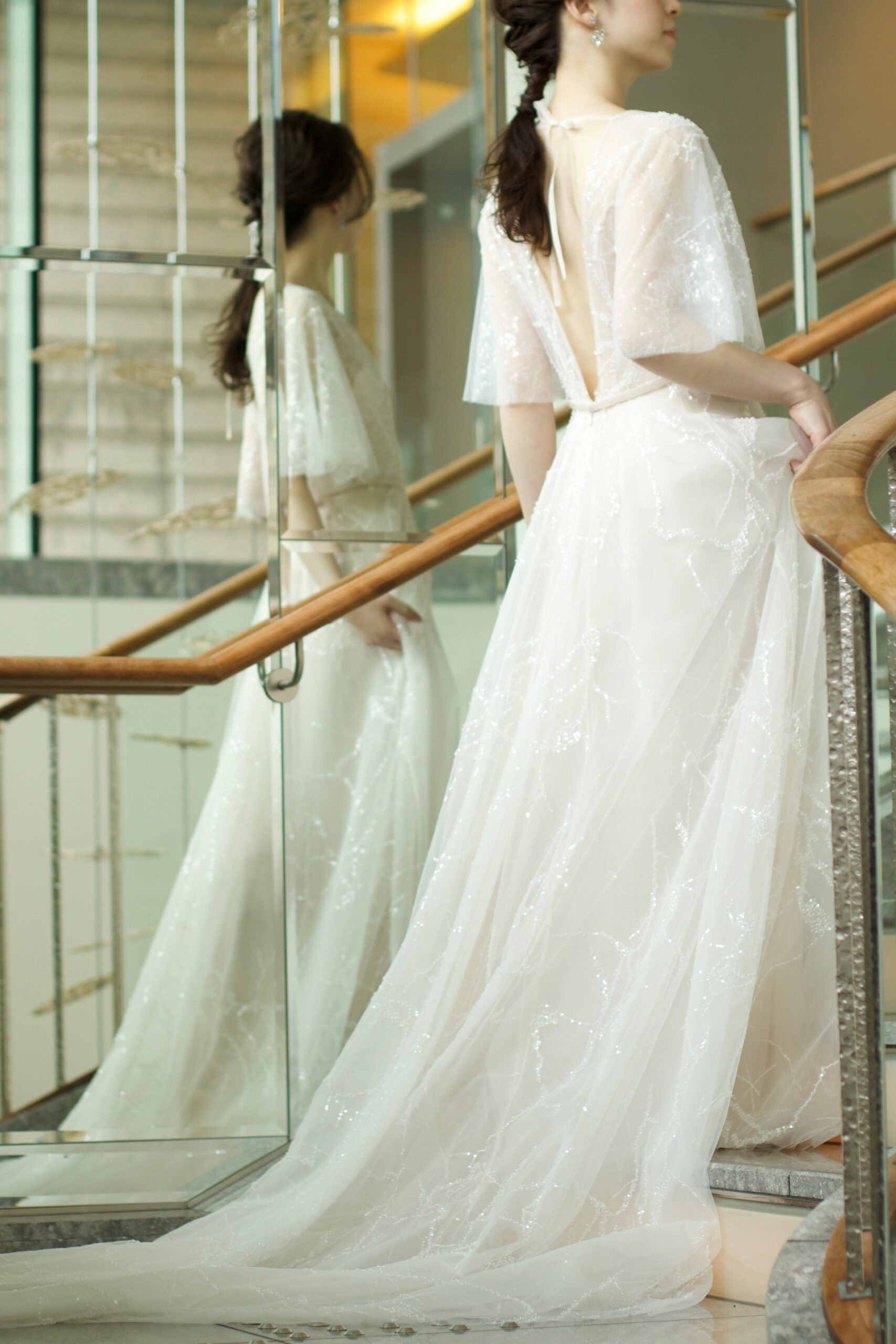 ザ トリートドレッシング アディション店で人気のミラズウィリンガーの新作ウェディングドレスは、胸元とバックスタイルがVカットのデザインなので、柔らかな雰囲気の中に凛と気品のある雰囲気を感じます