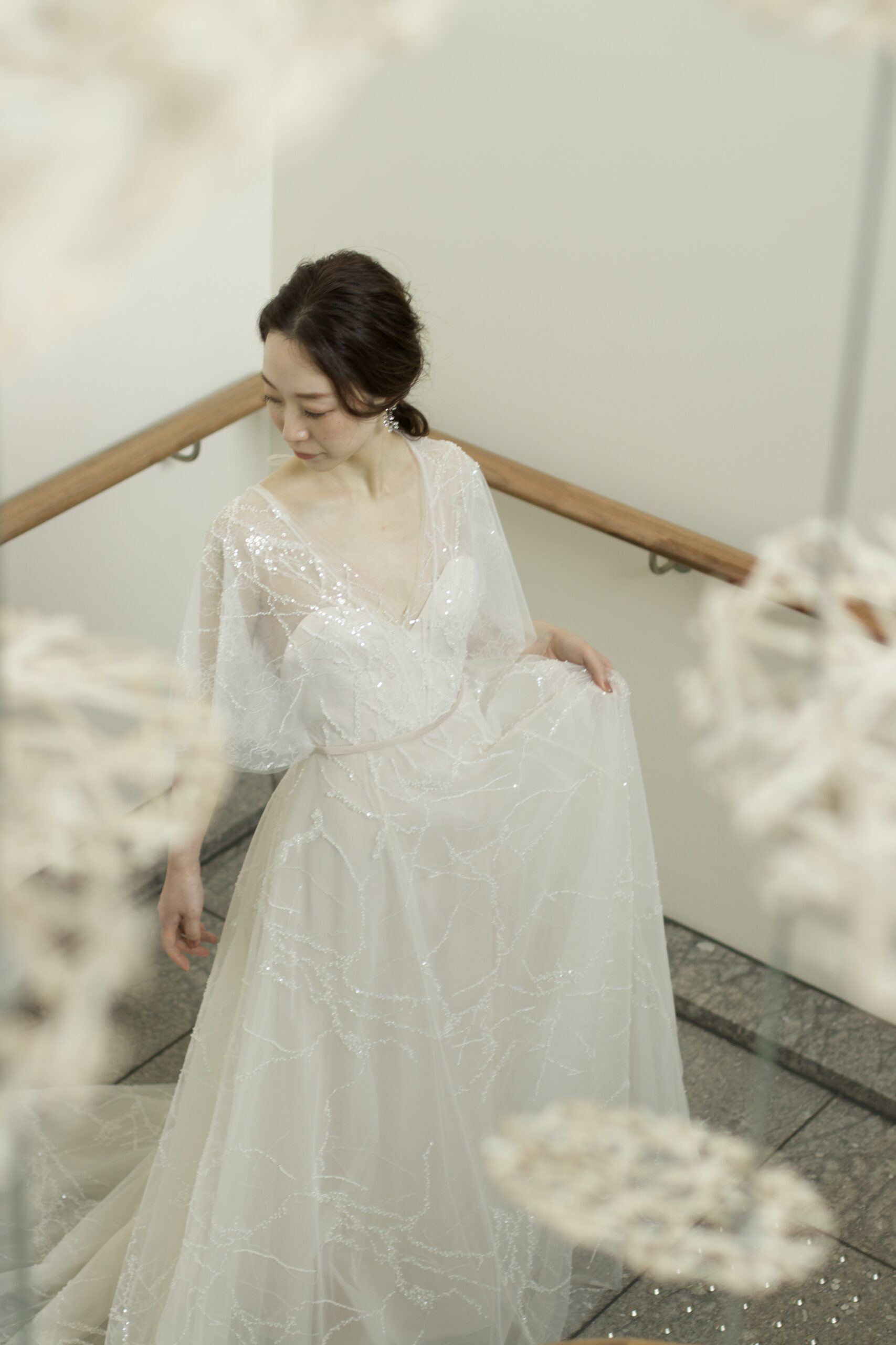緑や水を生かした自然との融合と降り注ぐ光を存分に楽しんでいただけるパレスホテル東京で結婚式を挙げられる花嫁におすすめのミラズウィリンガーの新作ウェディングドレスは、花嫁の動きに合わせて繊細に煌めき、透明感たっぷりの柔らかさを演出します